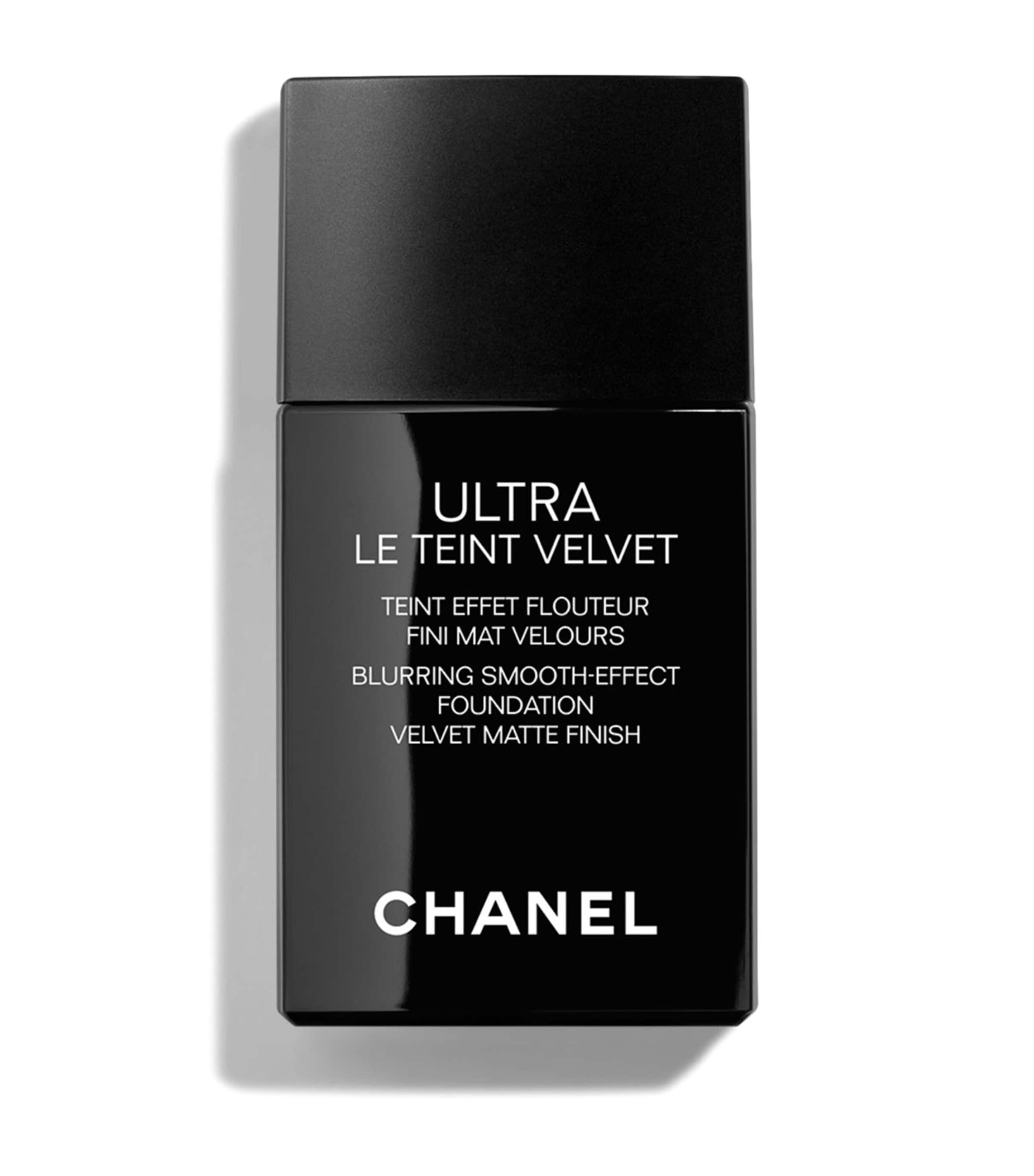 CHANEL ULTRA LE TEINT VELVET Blurring Smooth-Effect Foundation