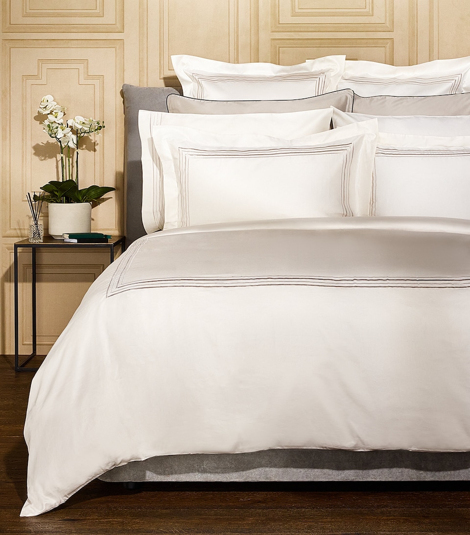 Harrods of London Mayfair King Duvet Cover and Pillowcase Set (230cm x 220cm) Cream/sand