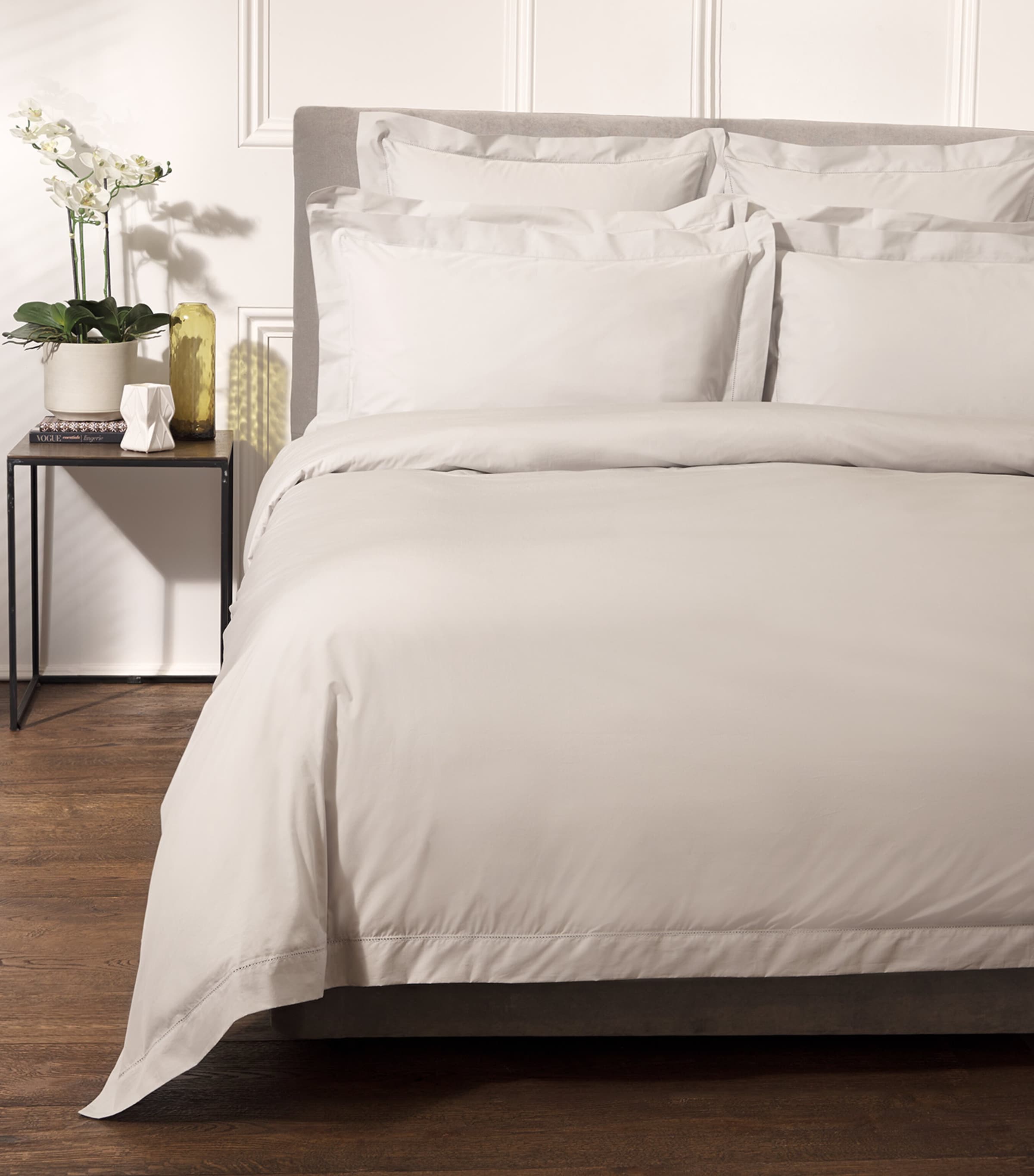 Harrods of London Cadogan Emperor Fitted Sheet (215cm x 215cm) Light Grey