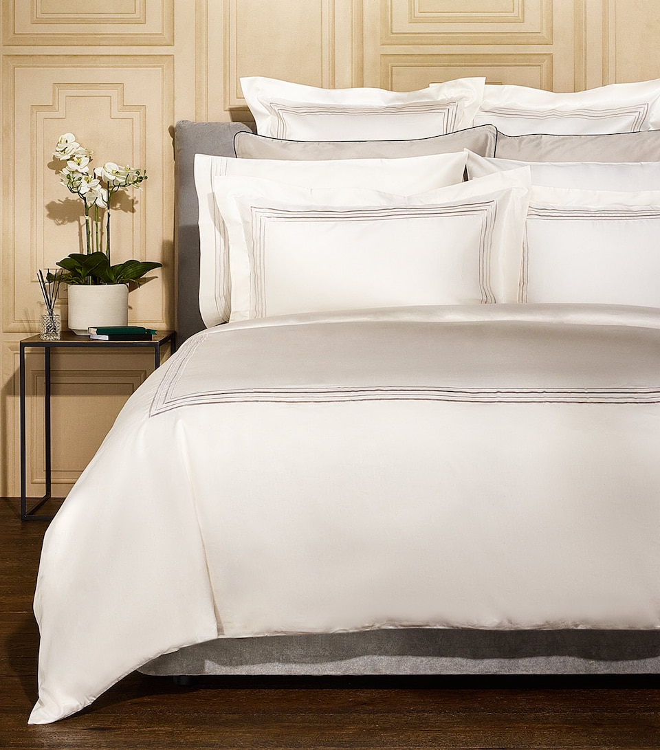 Harrods of London Mayfair Piped Pillowcase Pair (50cm x 75cm) Silver/black