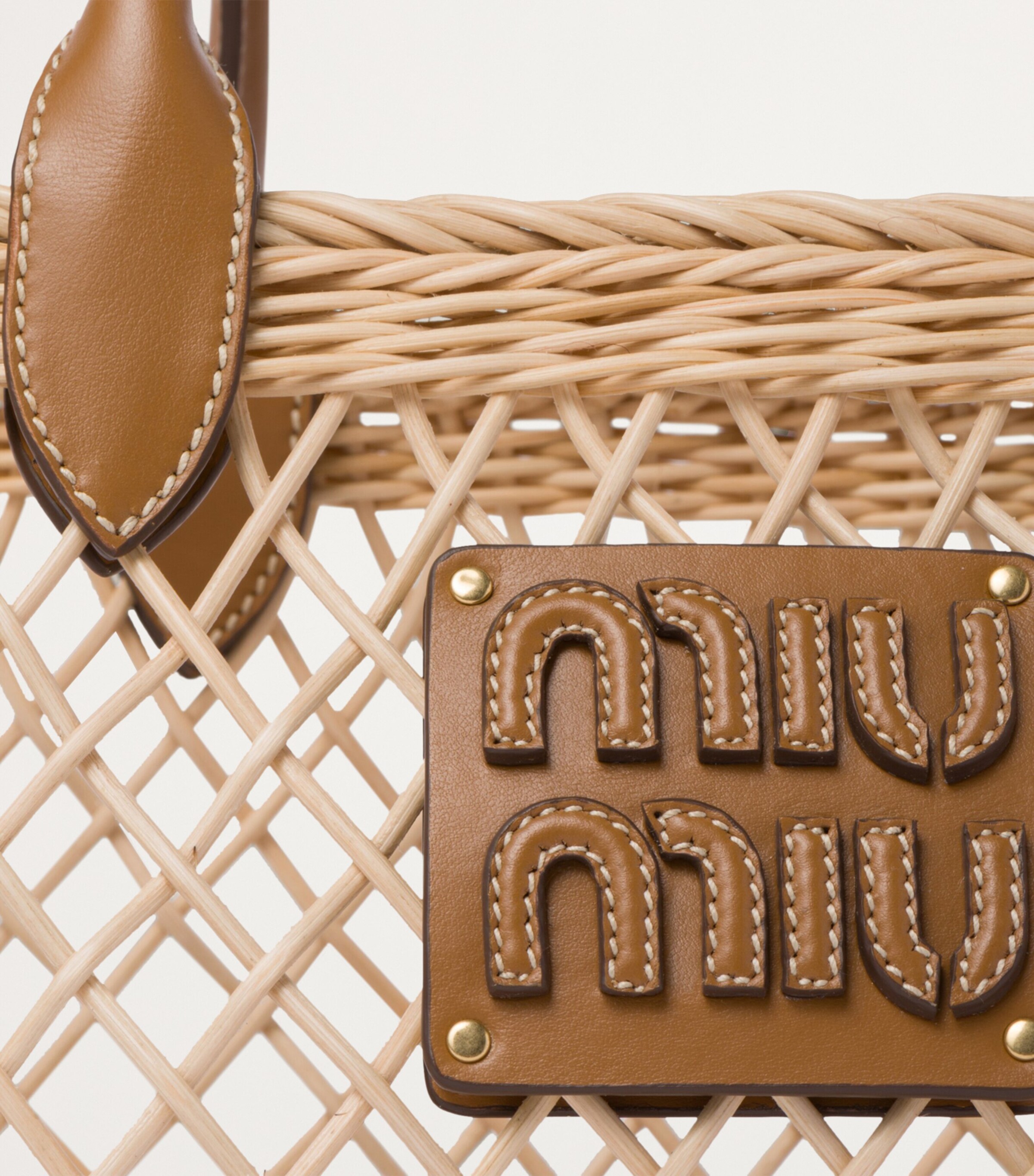 トートバッグ MIU MIU 25SS NATURAL COGNAC WOVEN RAFIA TOTE MINI BAG Miu Miu Woven Raffia Mini Bag | Neutrals | FARFETCH
