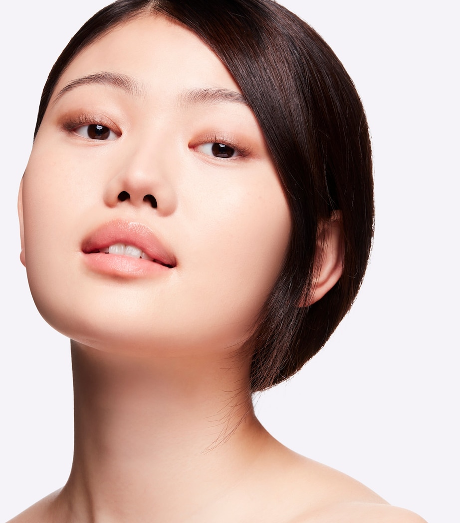 Studio Radiance Moisturizing + Illuminating Silky Primer NO COLOUR Image 4