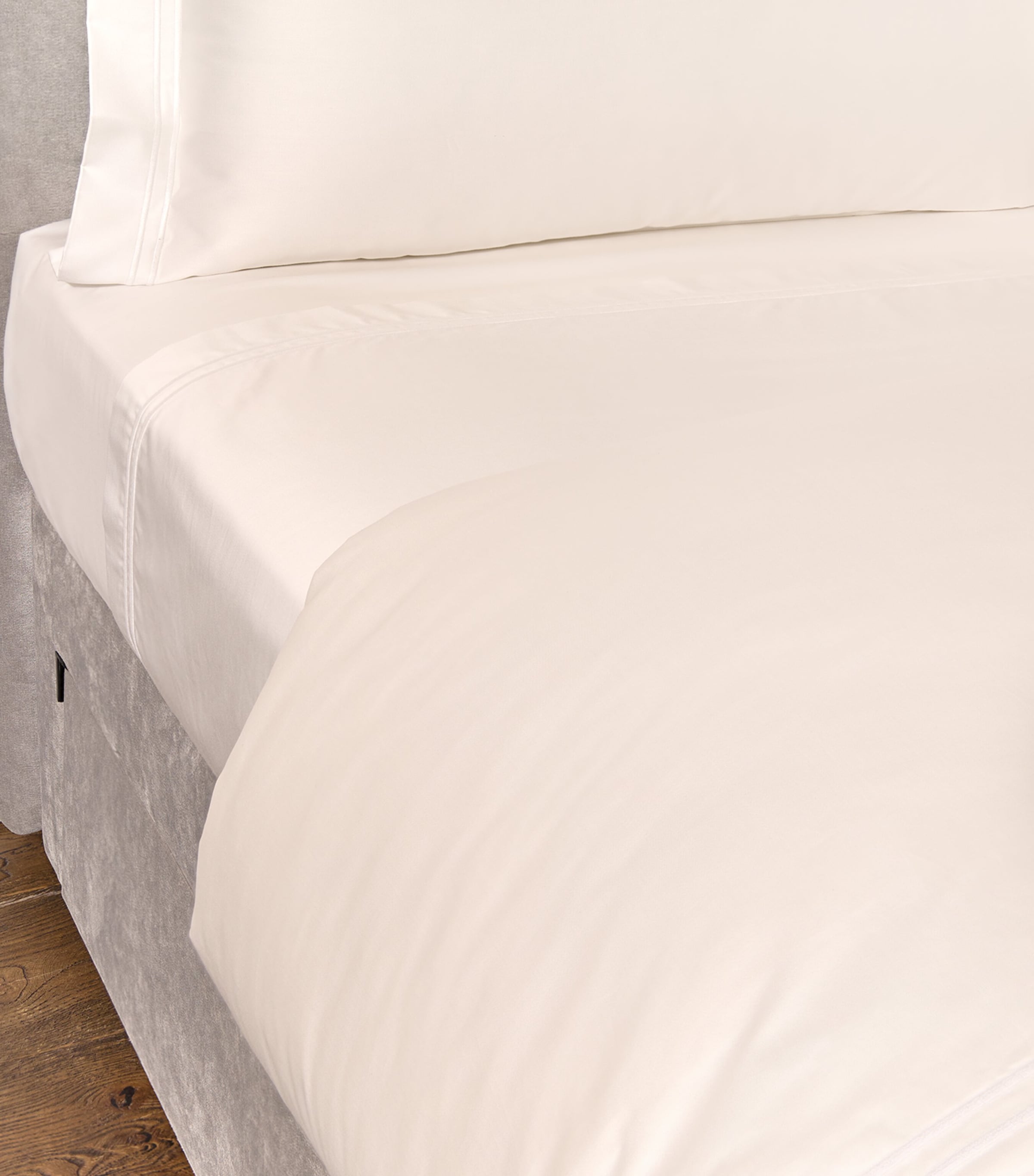Harrods of London Brompton II Double Fitted Sheet (135cm x 190cm) White Image 5