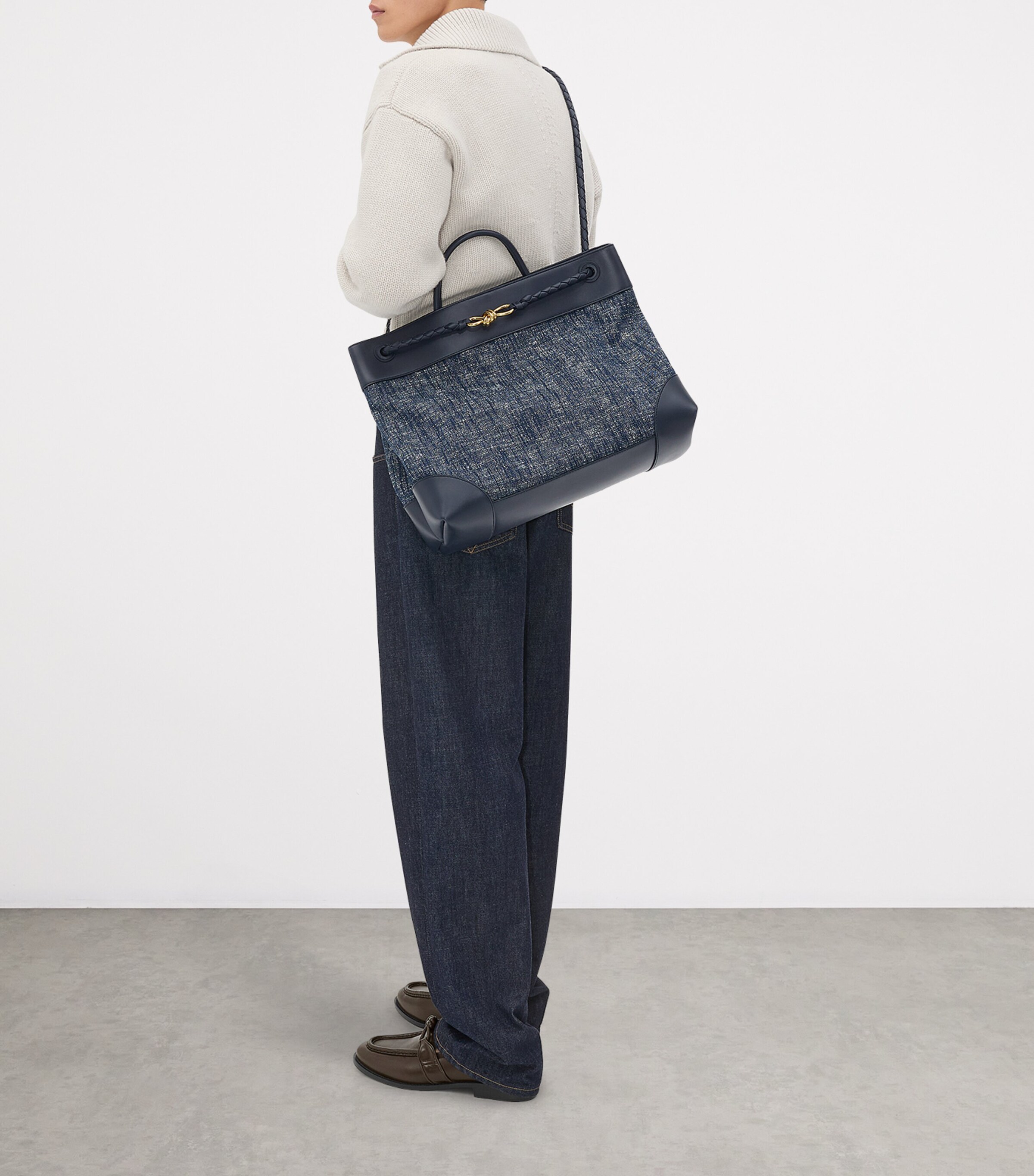 新作【Bottega Veneta】Andiamo デニム トップハンドルバッグ Bottega Veneta Large Denim Bouclé Andiamo Top-Handle Bag