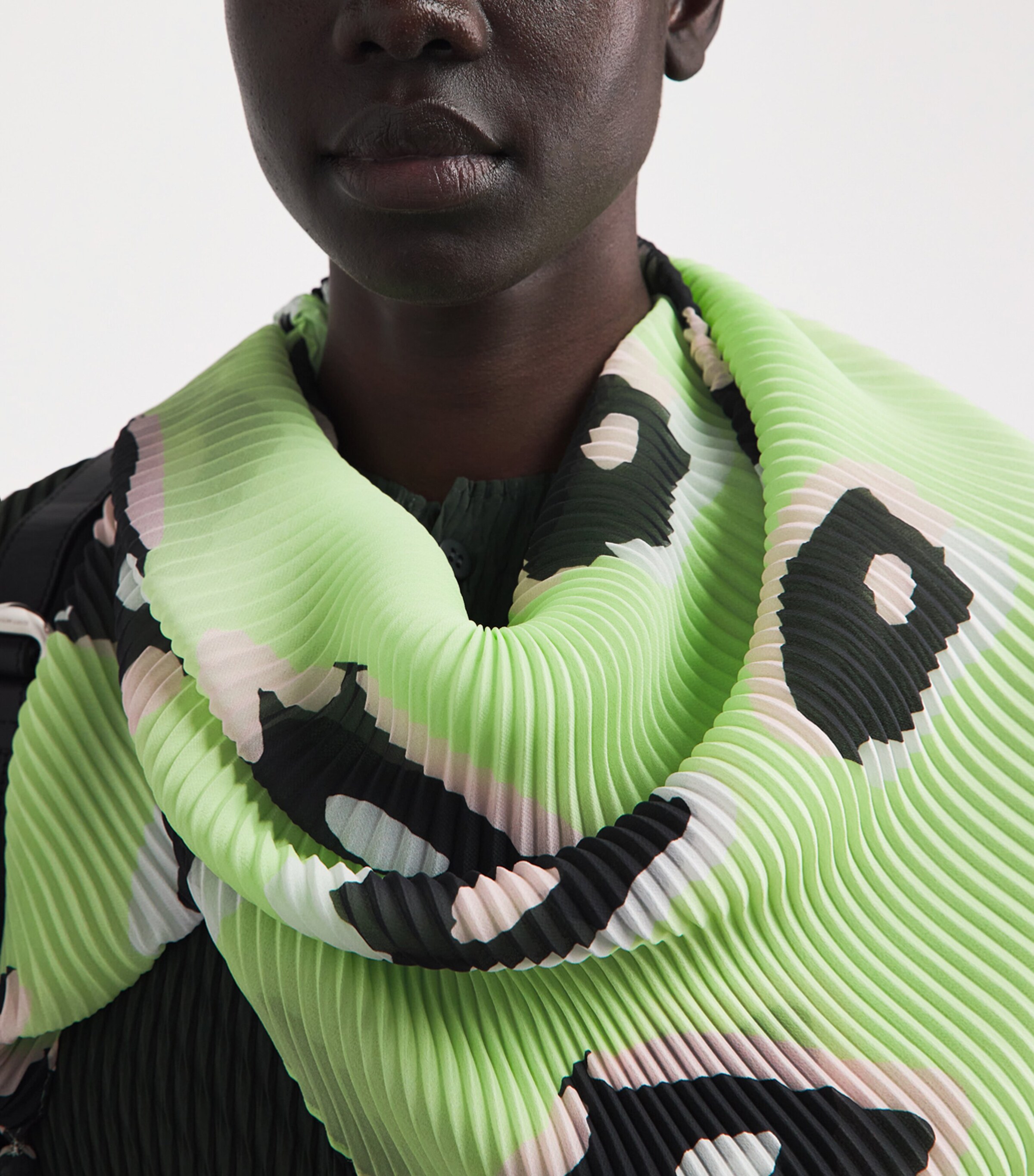 Issey Miyake Green Floral Verve Pleats Stole | Harrods US