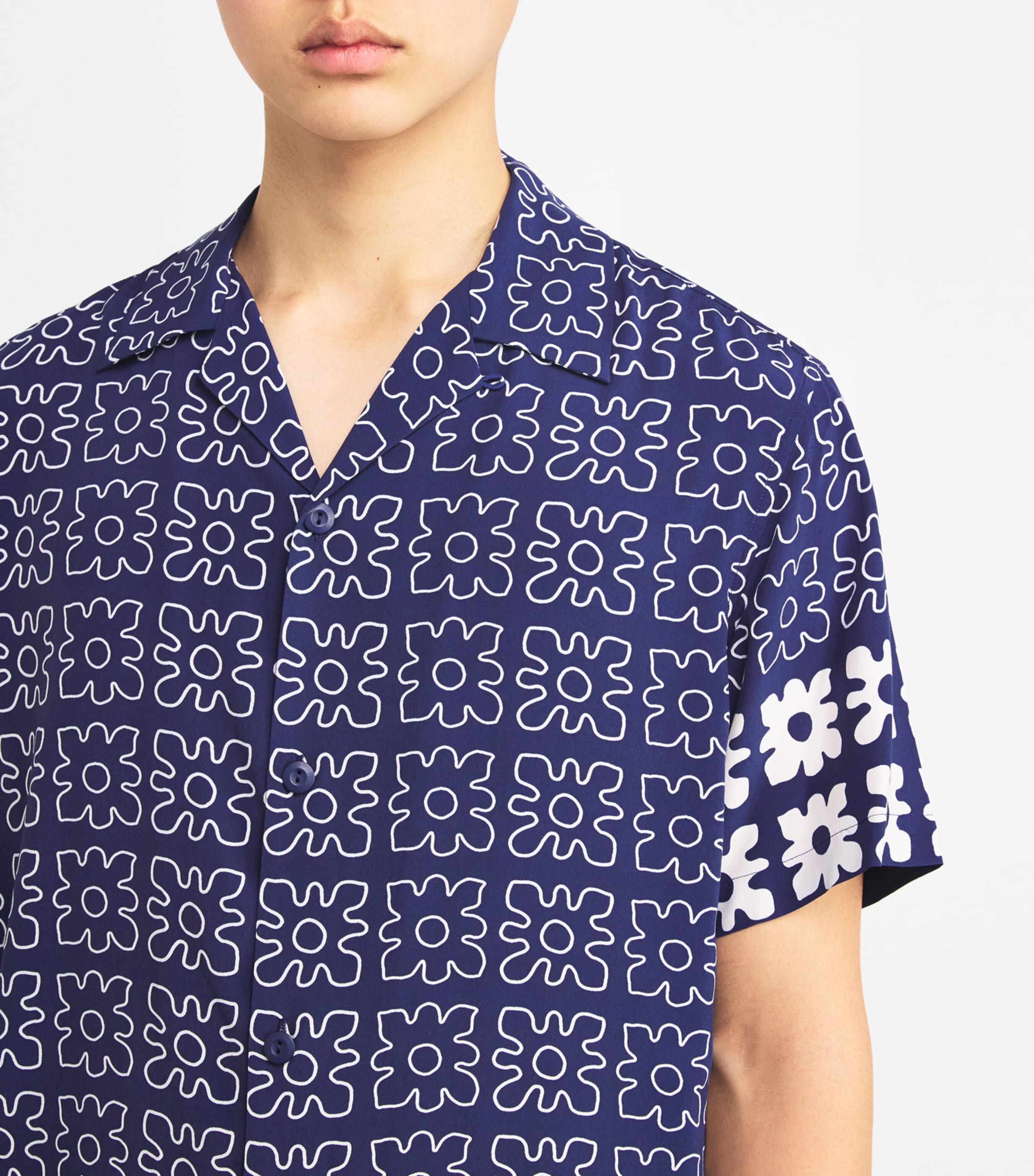 【海外限定】SandroTシャツ☆Flower-Embroidered Short-Sleeve C Floral motif shirt blue for Men | Sandro Paris