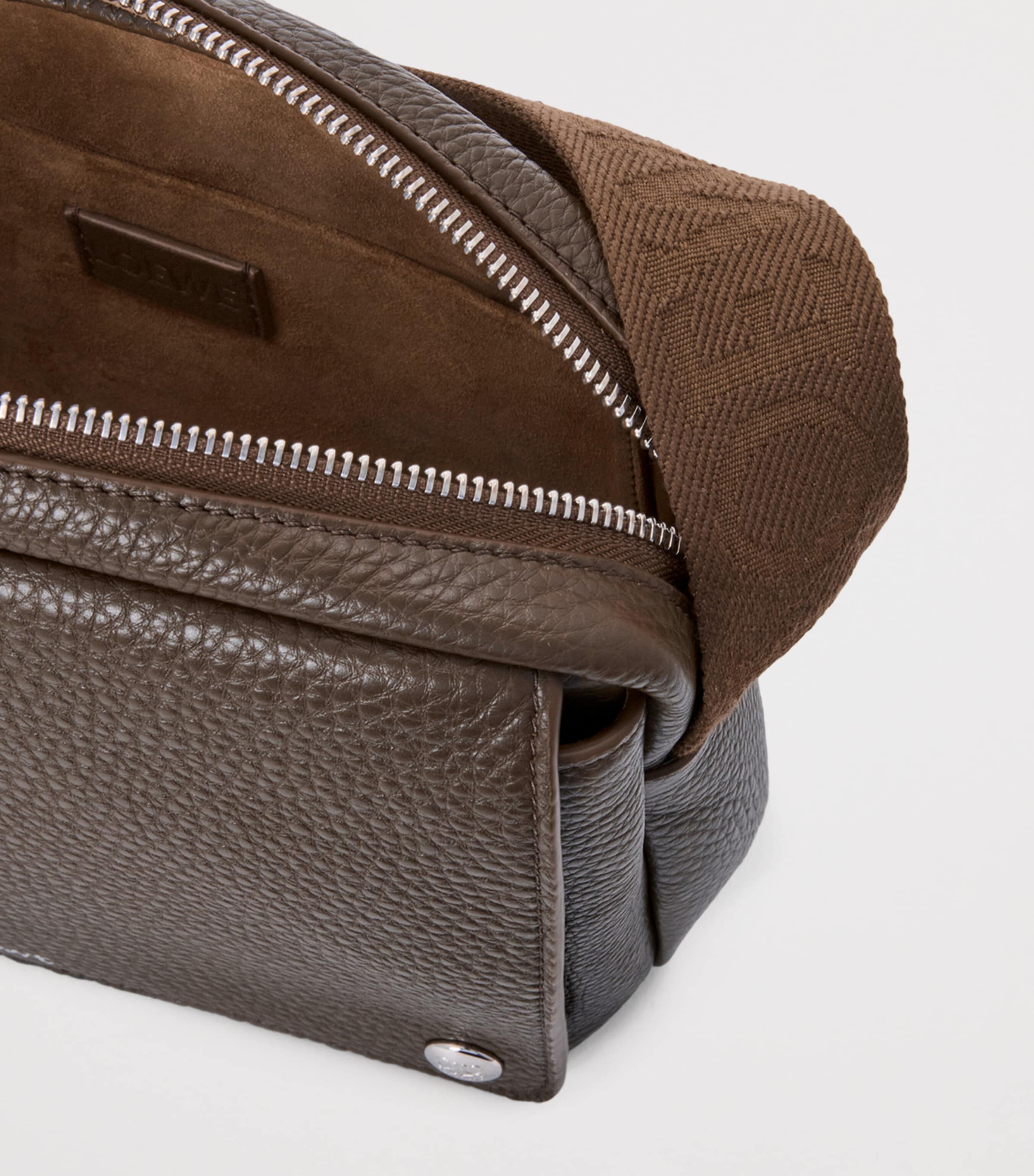 Medium Leather Pebble Messenger Bag TUNDRA Image 3