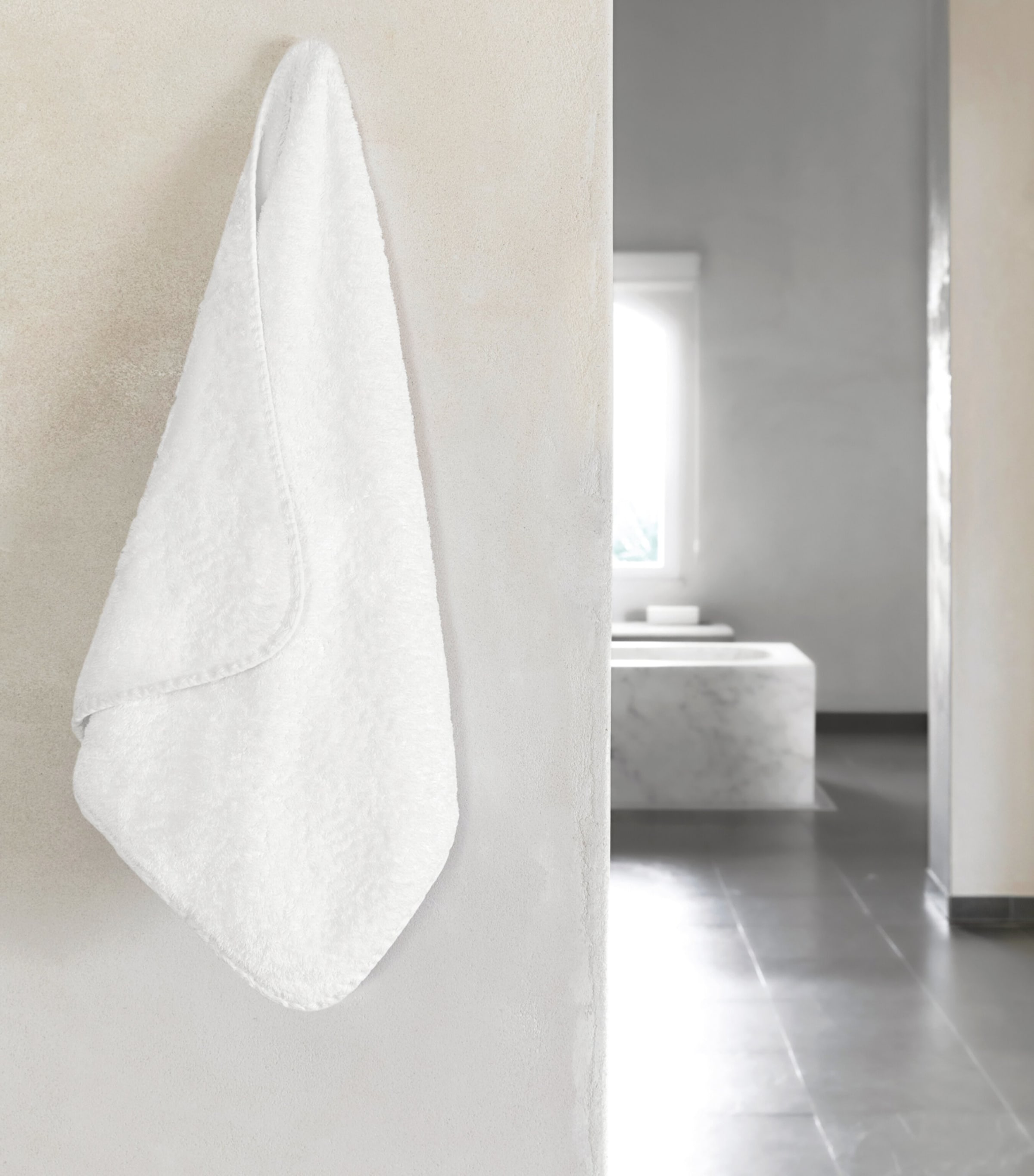 GRACCIOZA Grand Egoist Bath Towel (70cm x 140cm) White Image 2