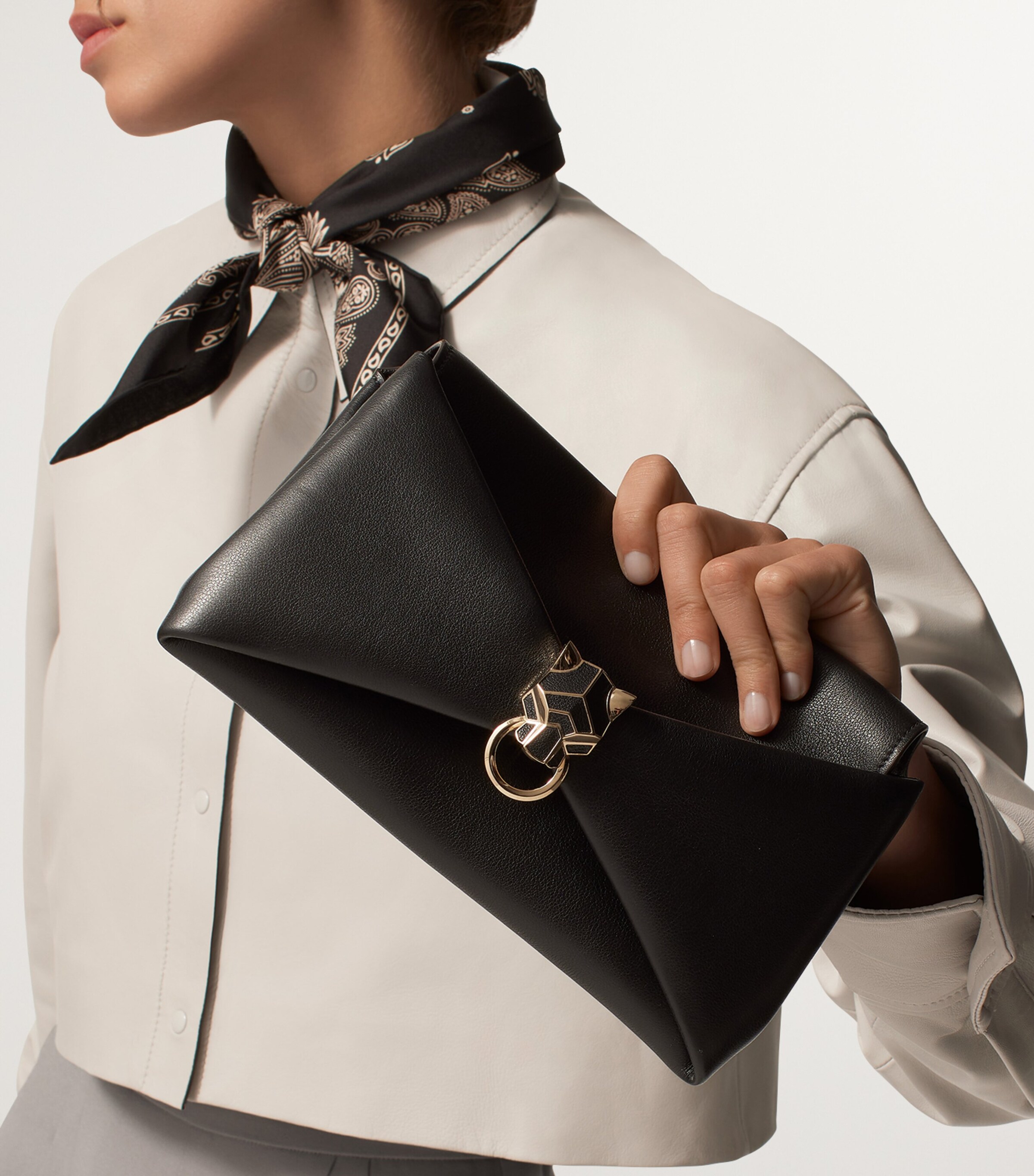 Leather Panthère de Cartier Chain Pouch BLACK Image 7