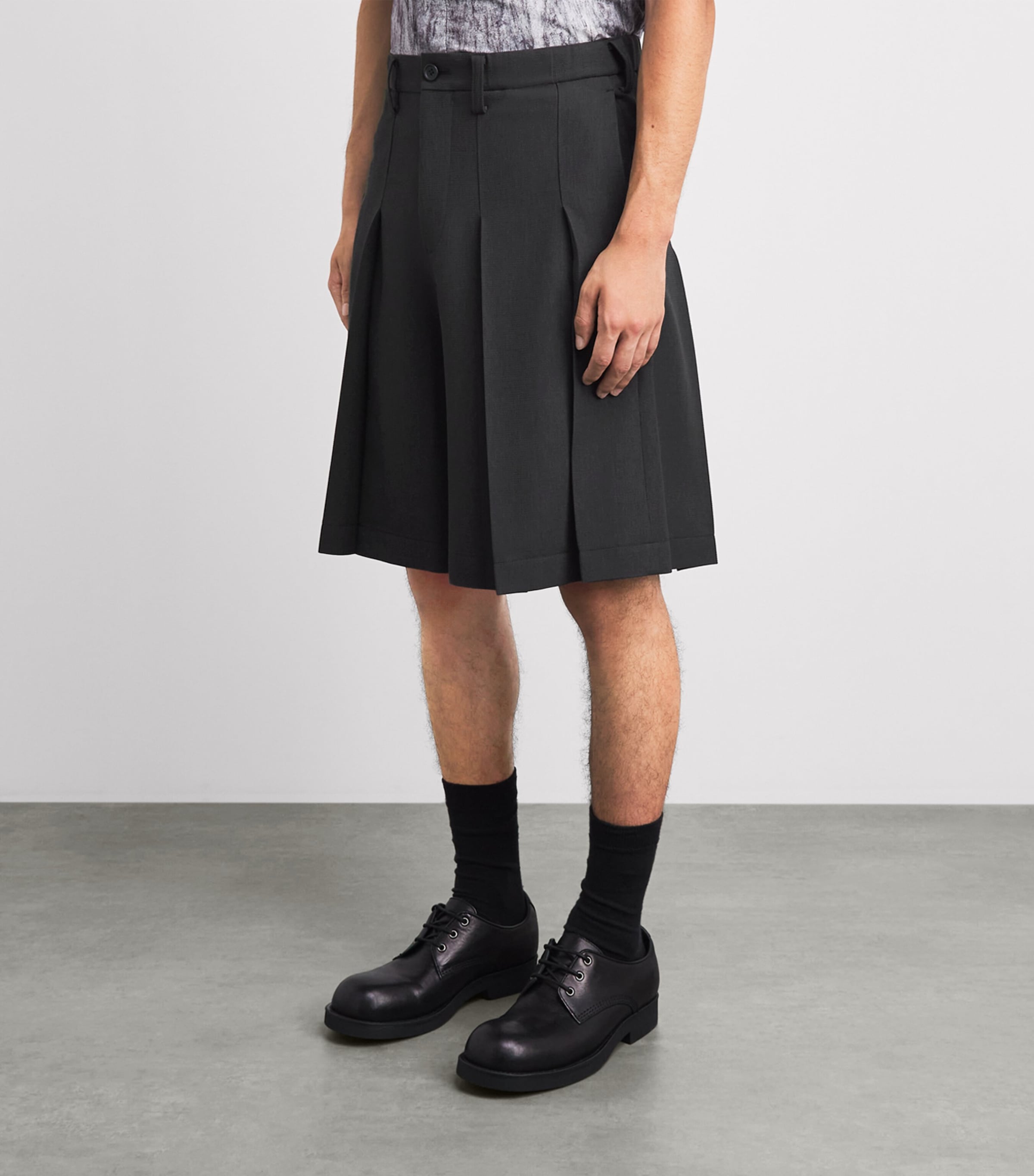 IM MEN Mens Pleated Cornice Shorts Charcoal Gray Image 4