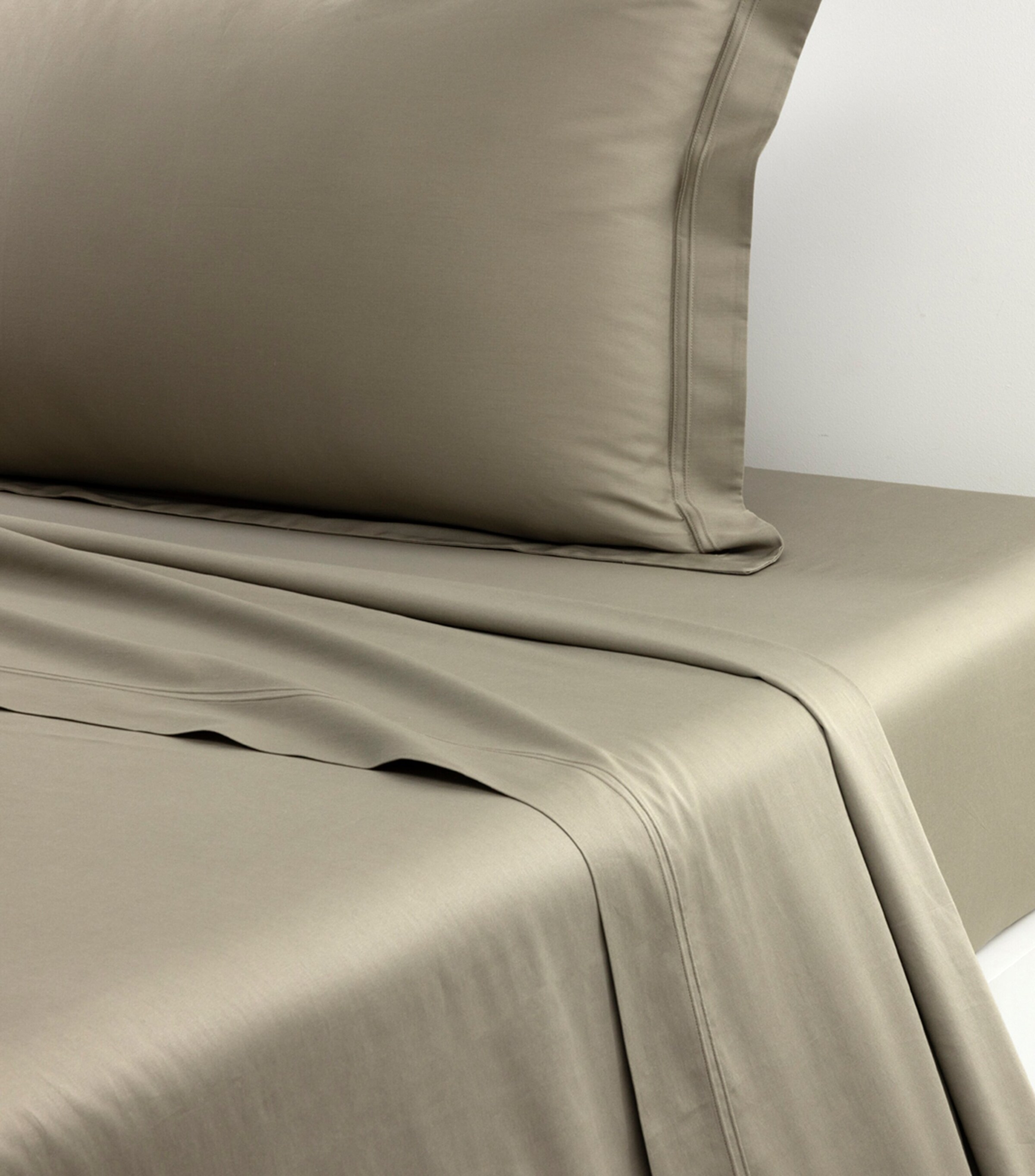 Yves Delorme Triomphe Kaki Double Flat Sheet (240cm x 295cm) Kaki Image 2
