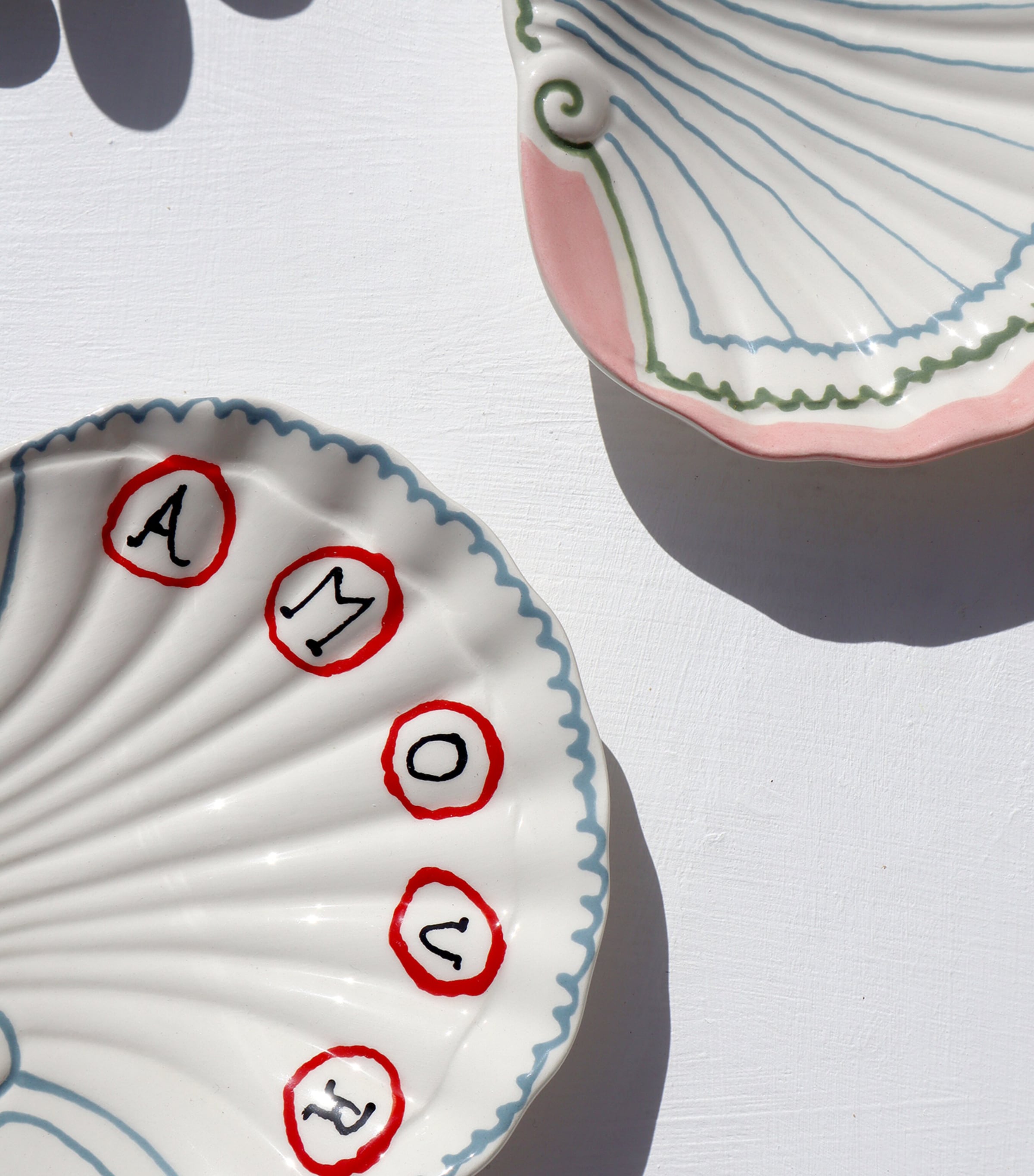 Set of 2 Amour Shell Trinket Trays (12cm) WHITE & RED Image 4