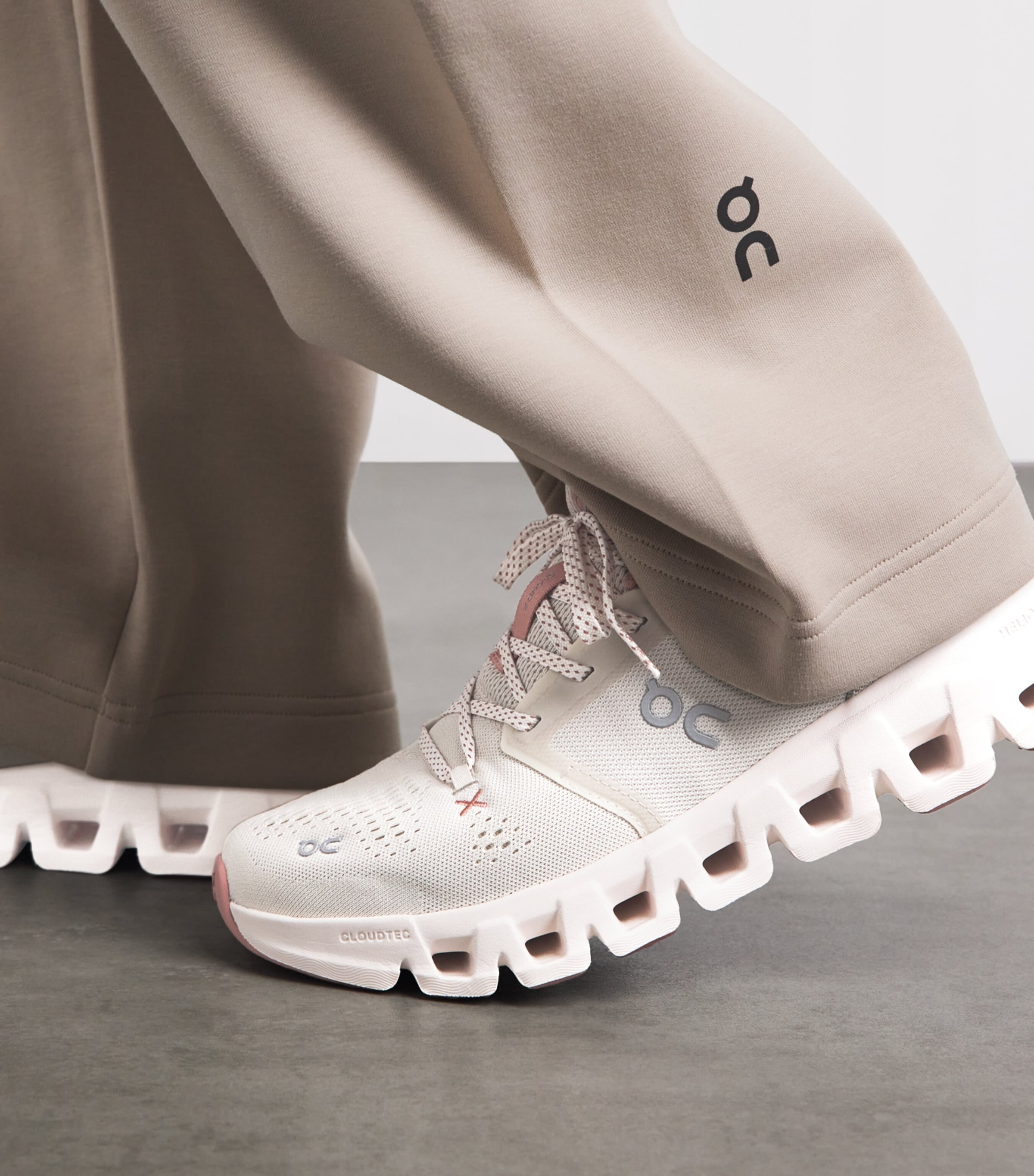 On Womens Cloud X 5 Trainers Pearl | Oyster Image 2