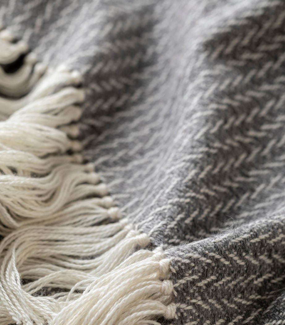 Alpaca-Blend Woodland Inkcap Throw (153cm x 230cm) GREY Image 9