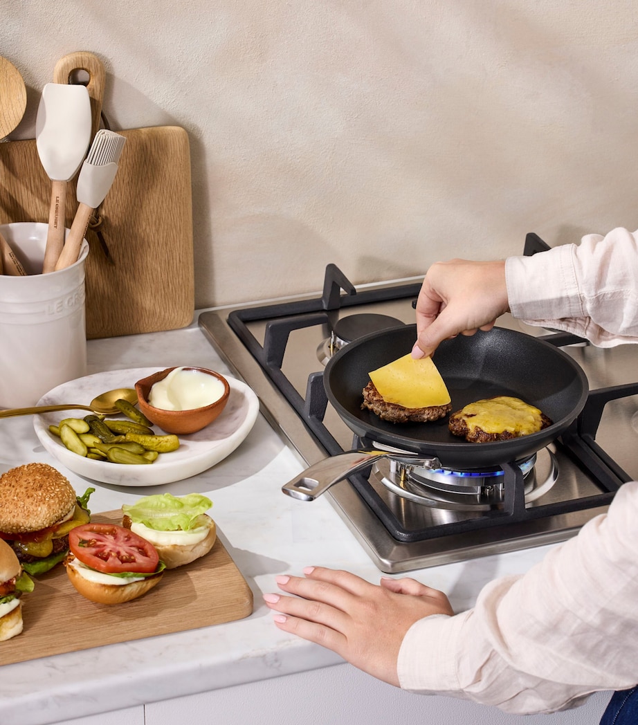 Le Creuset Non-Stick Shallow Frying Pan (22cm) Image 8