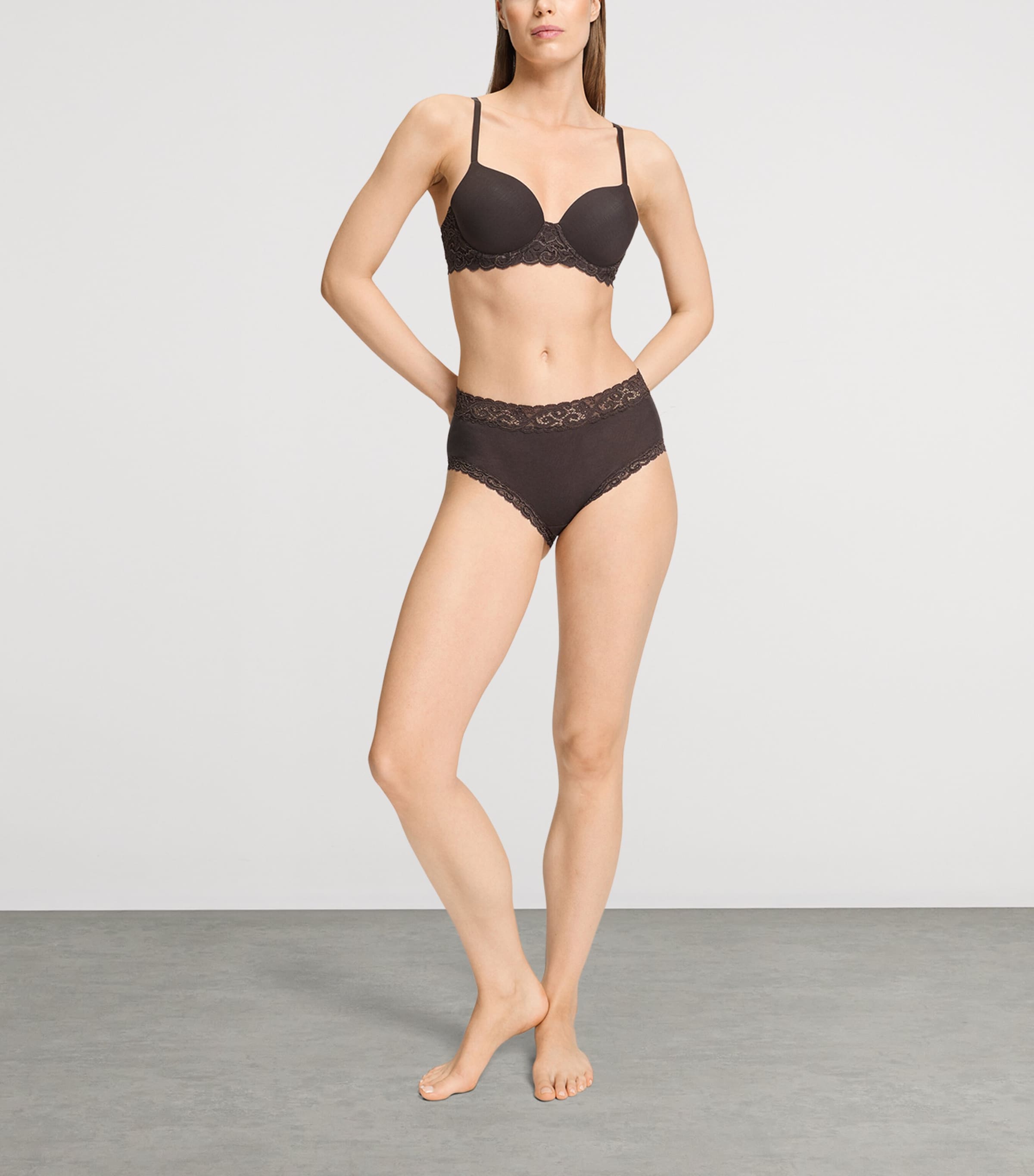 Hanro Womens Moments Maxi Briefs Dark Mocha Image 2