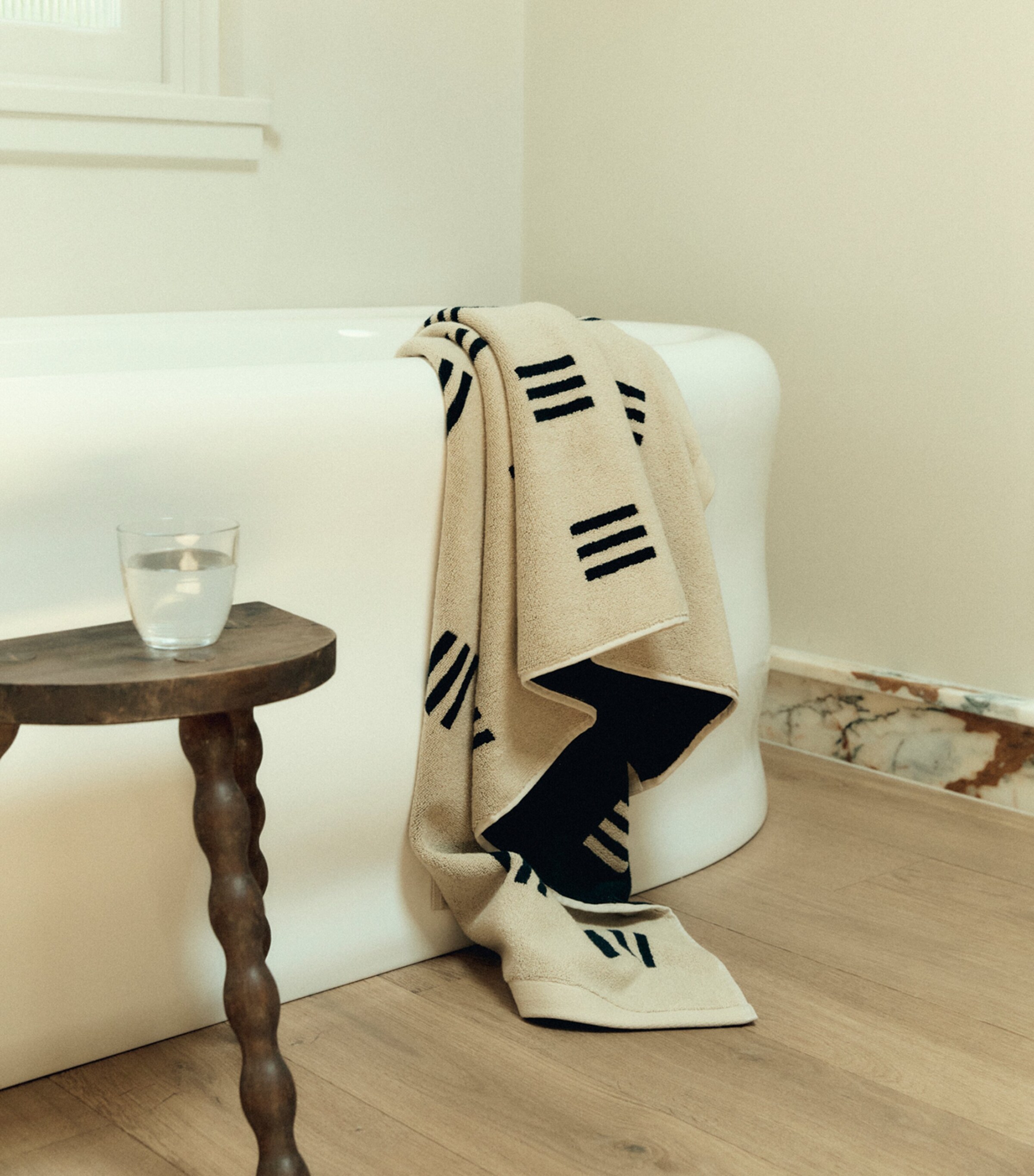 Cotton Weave Claremont Bath Towel (40cm x 70cm) SAND & NOIR Image 6