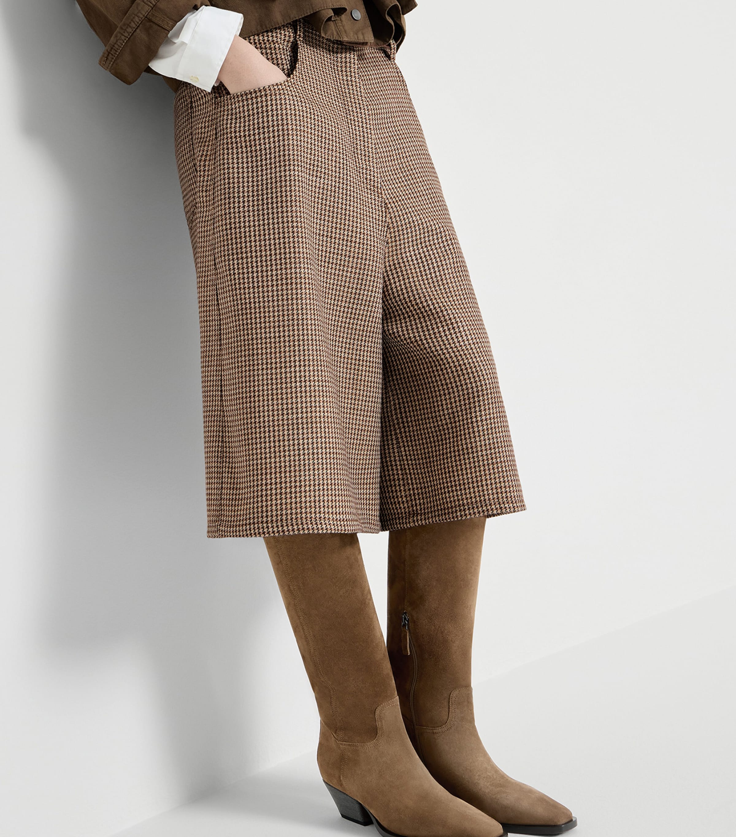 Brunello Cucinelli Womens Virgin Wool-Blend Houndstooth Bermuda Shorts Image 4