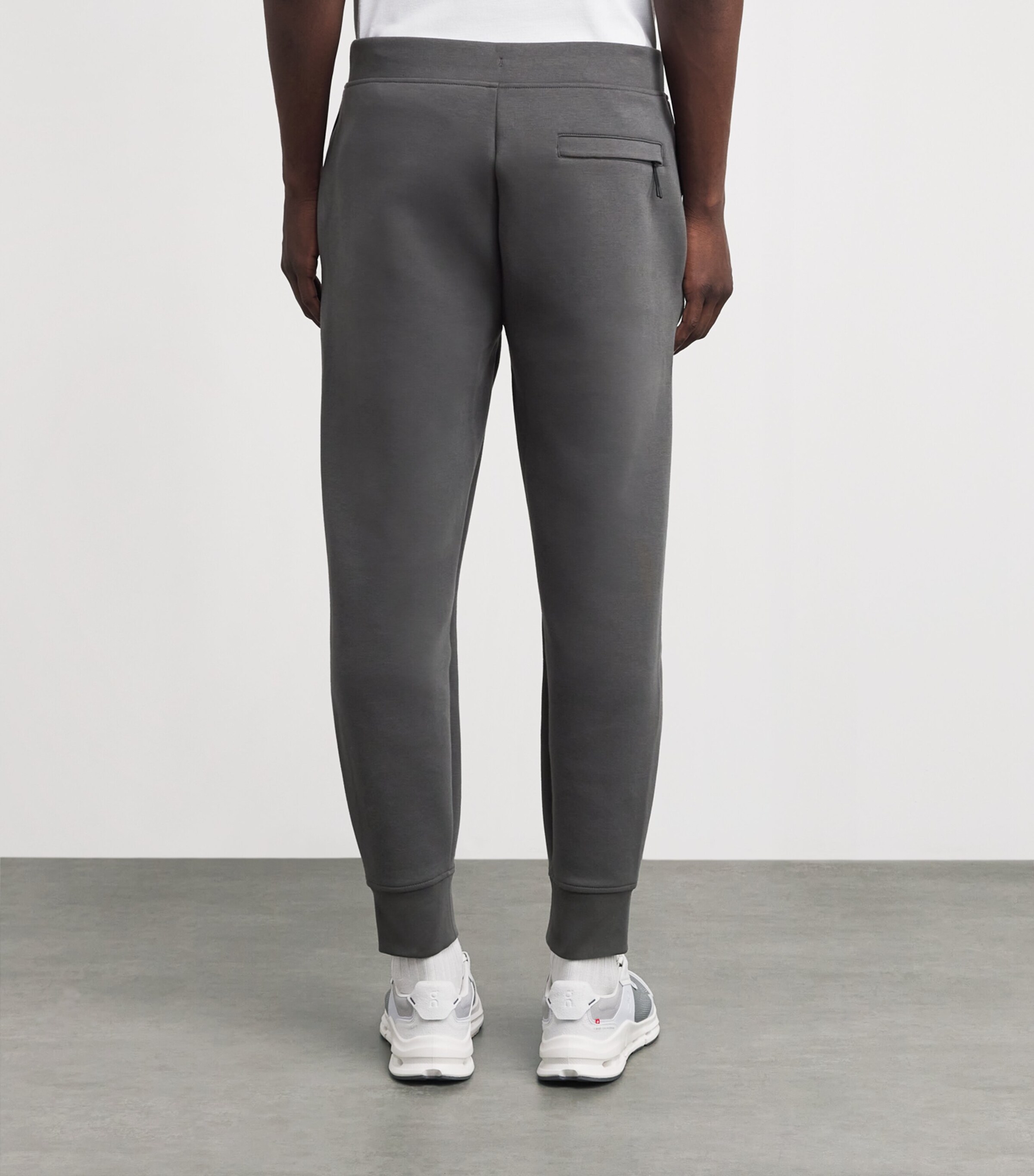 On Mens Cotton-Blend Focus Tech Sweatpants Shadow Image 5