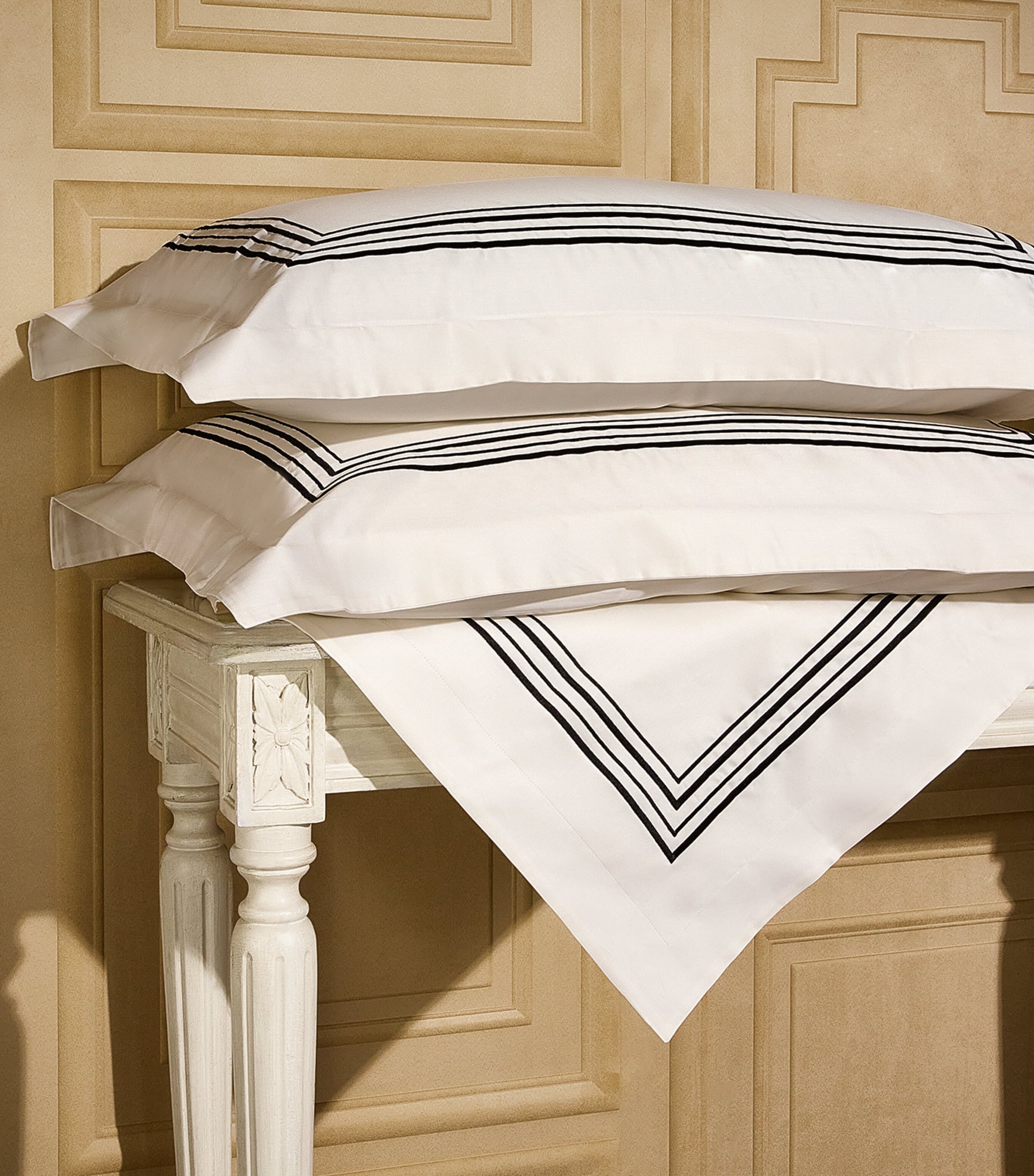 Mayfair King Duvet Cover and Pillowcase Set (230cm x 220cm) CREAM/BLACK Image 4