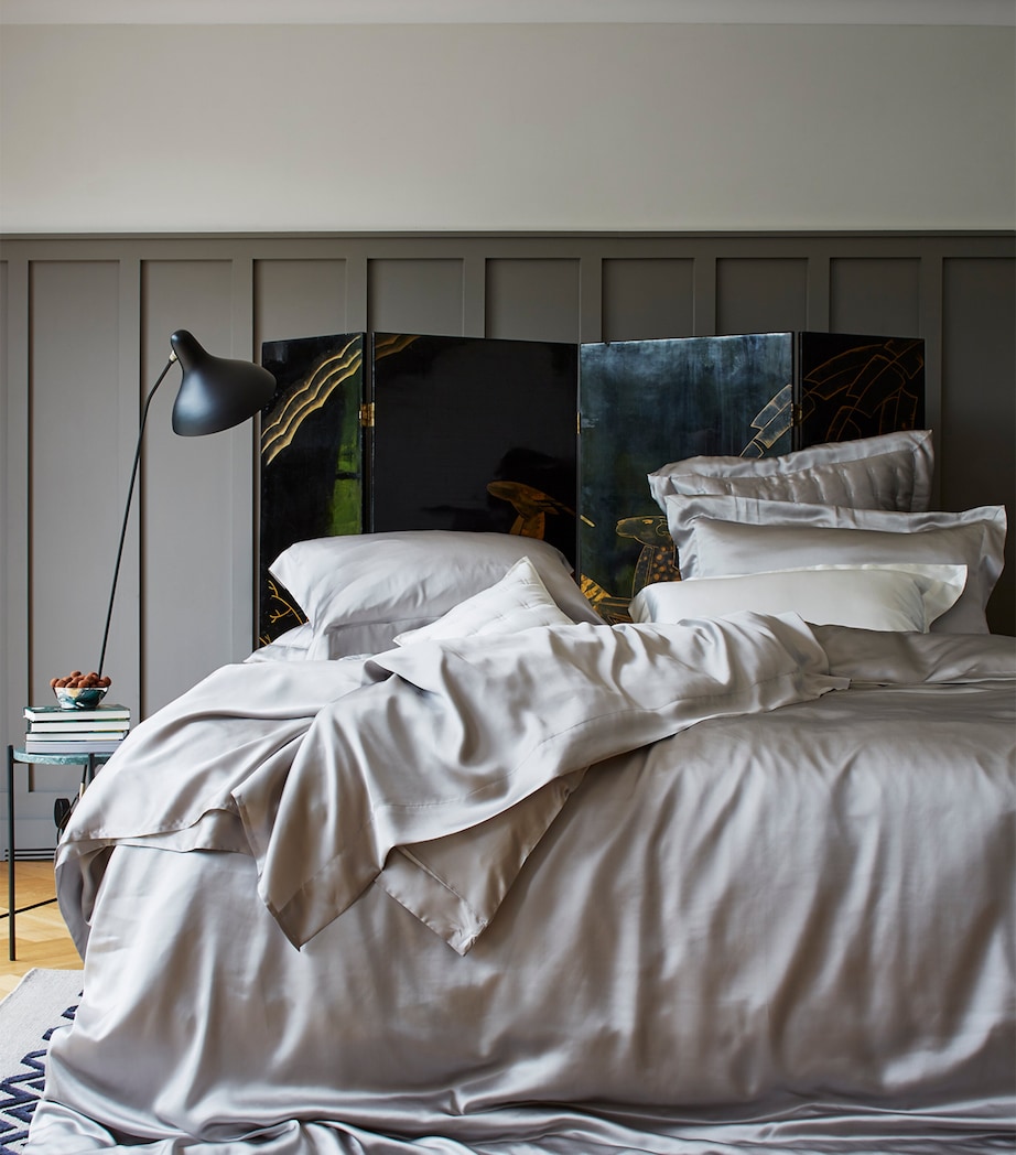 Silk Double Fitted Sheet (140cm x 200cm) SILVER GREY Image 2