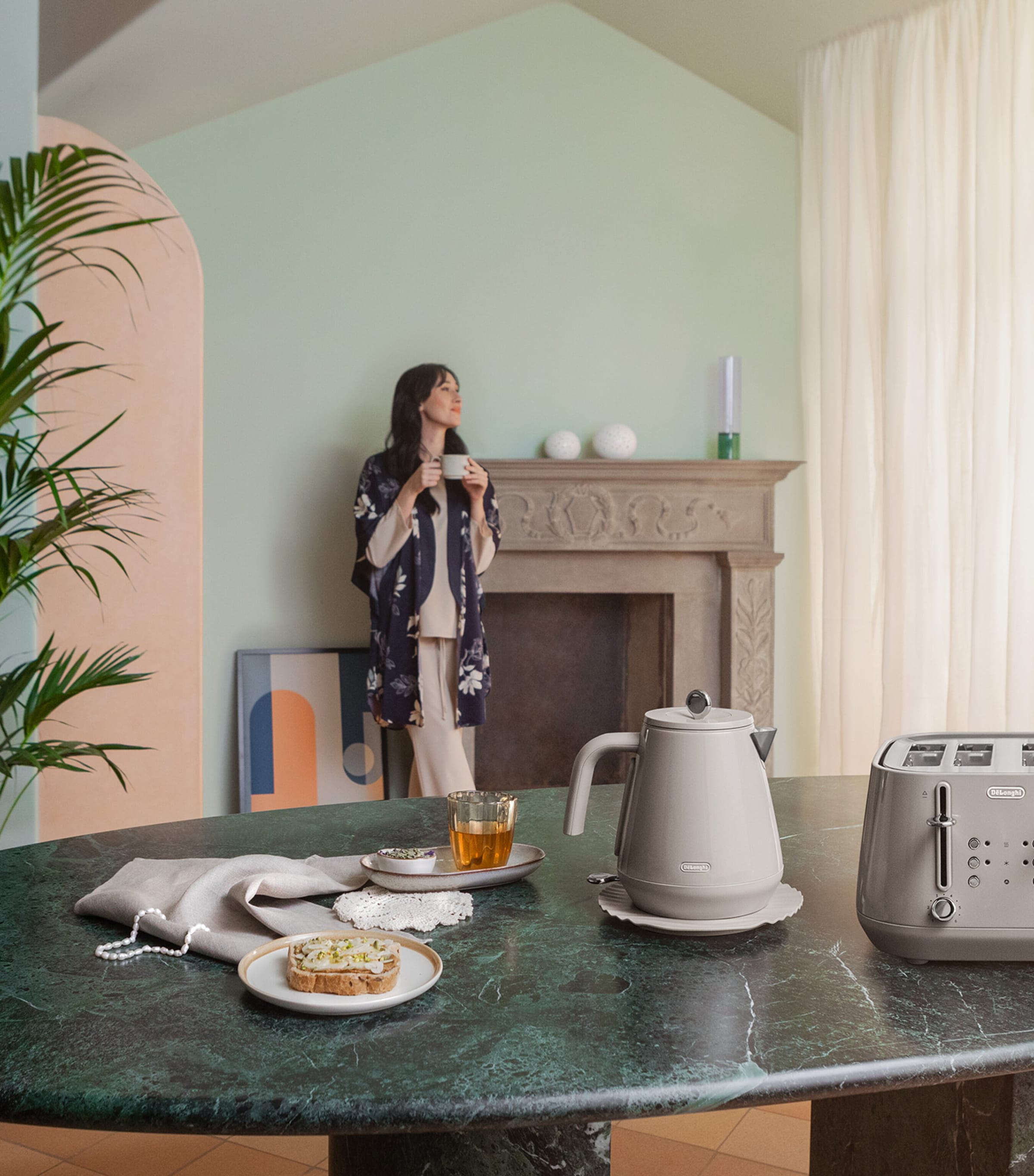 De'Longhi Eclettica Kettle (1.7L) Beige Image 9