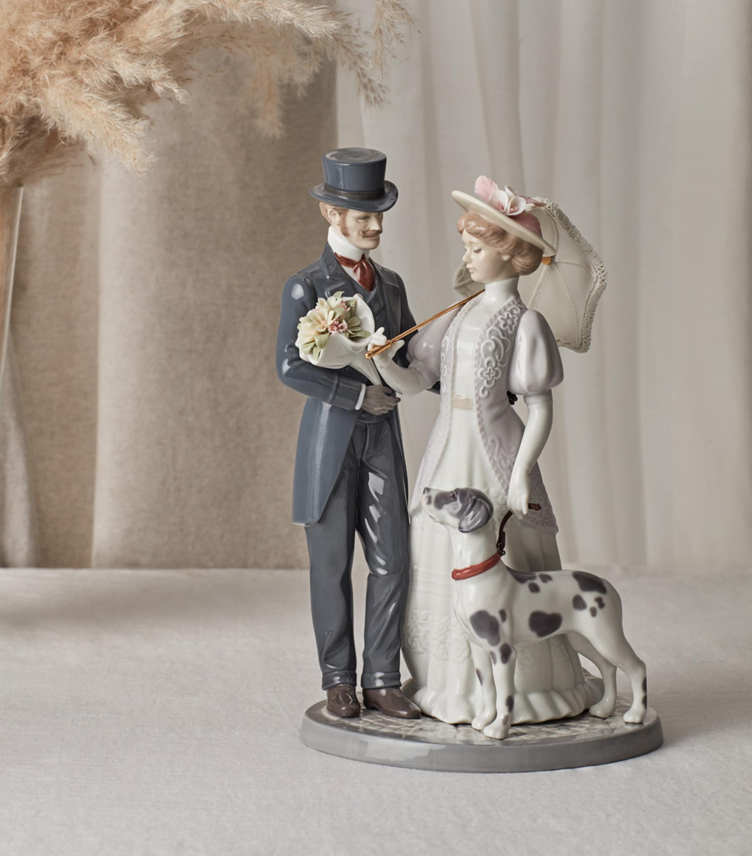 Lladró A Romantic Stroll Figurine Image 2