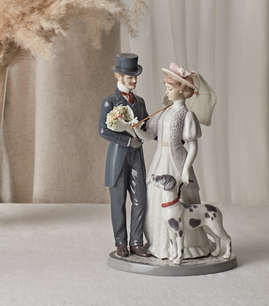 Lladró A Romantic Stroll Figurine Image 2