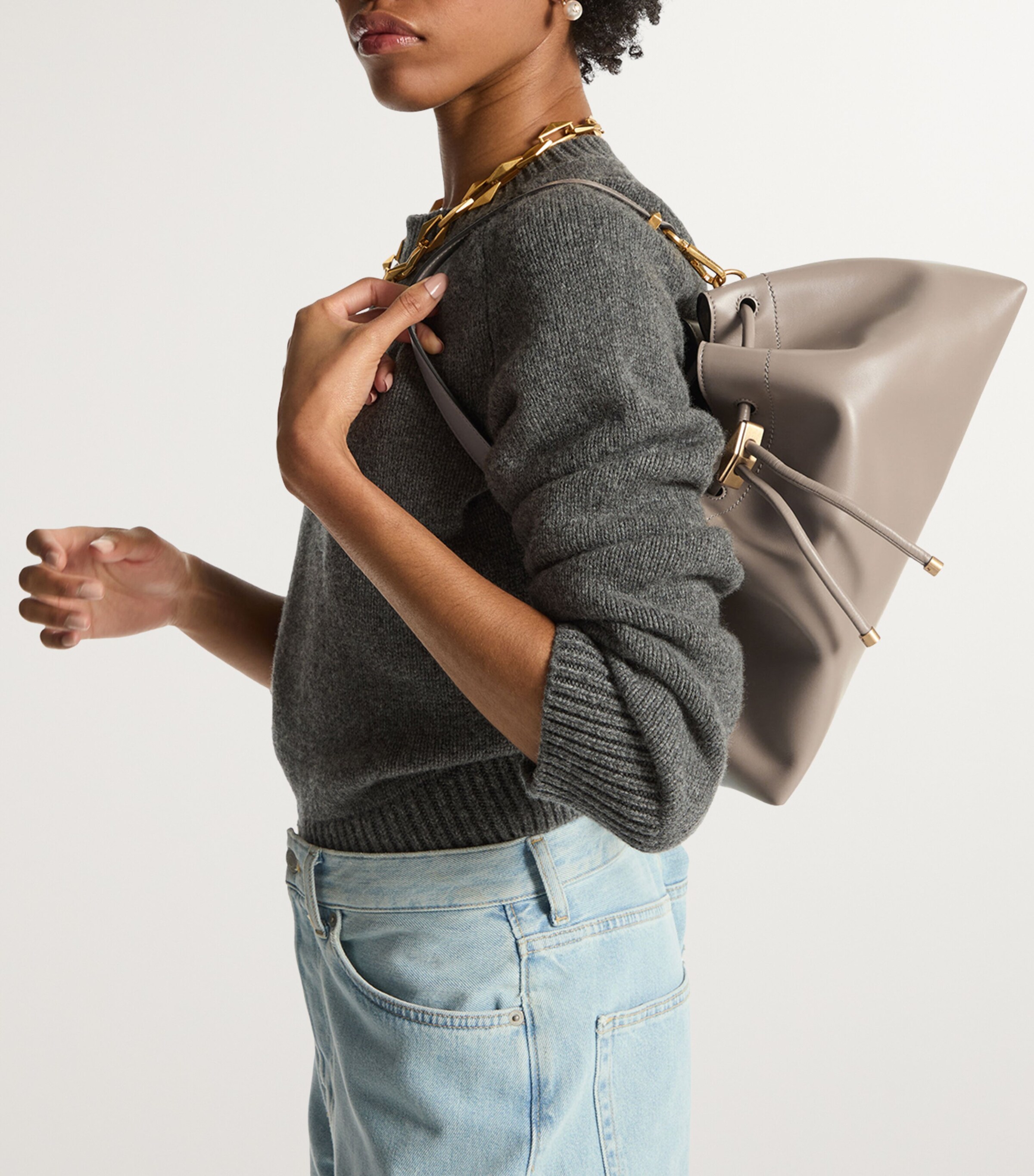 Medium Leather Cinch Shoulder Bag TAUPE/GOLD Image 6