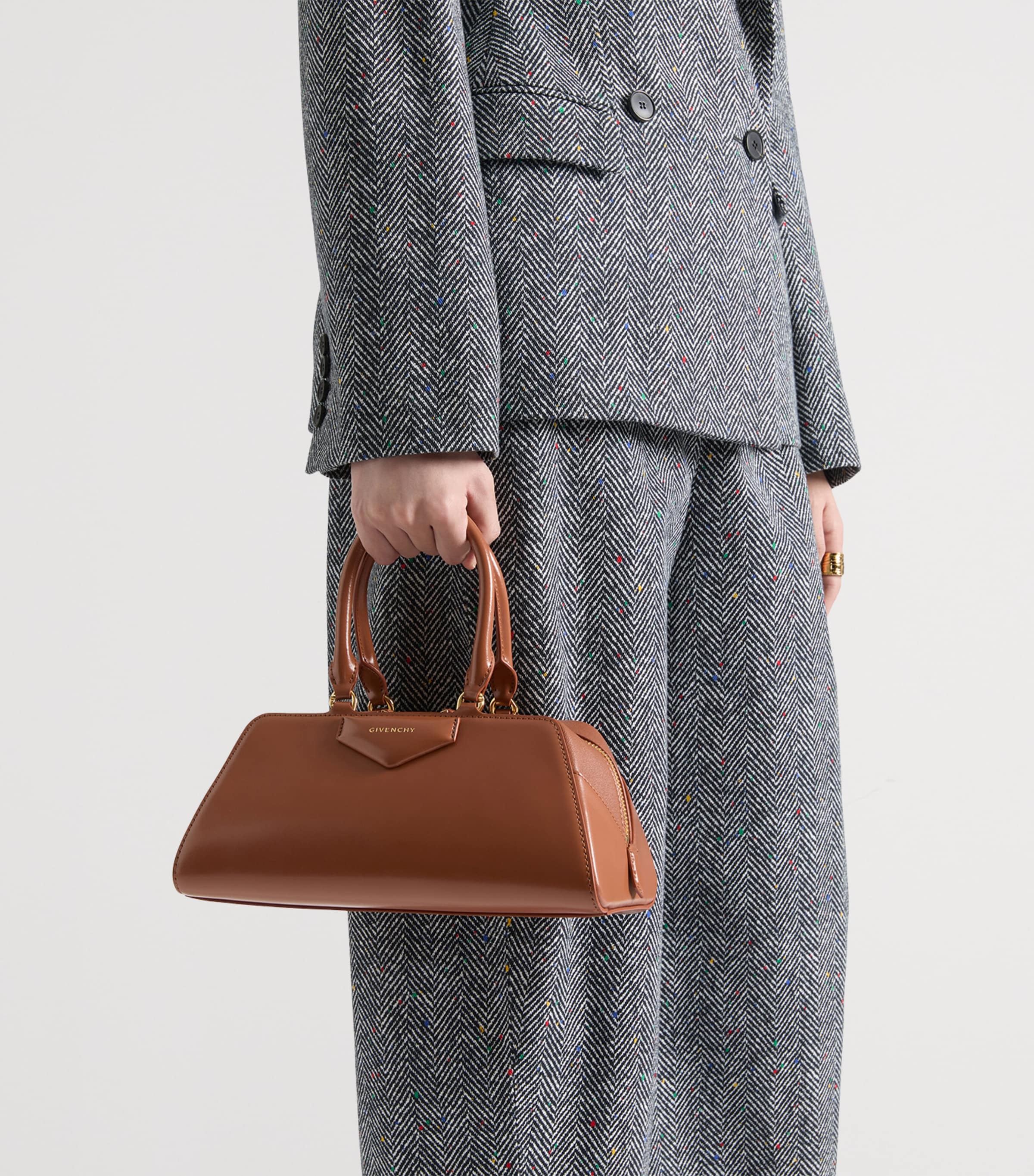 Small Leather Antigona East-West Top-Handle Bag CARAMEL BROWN Image 2