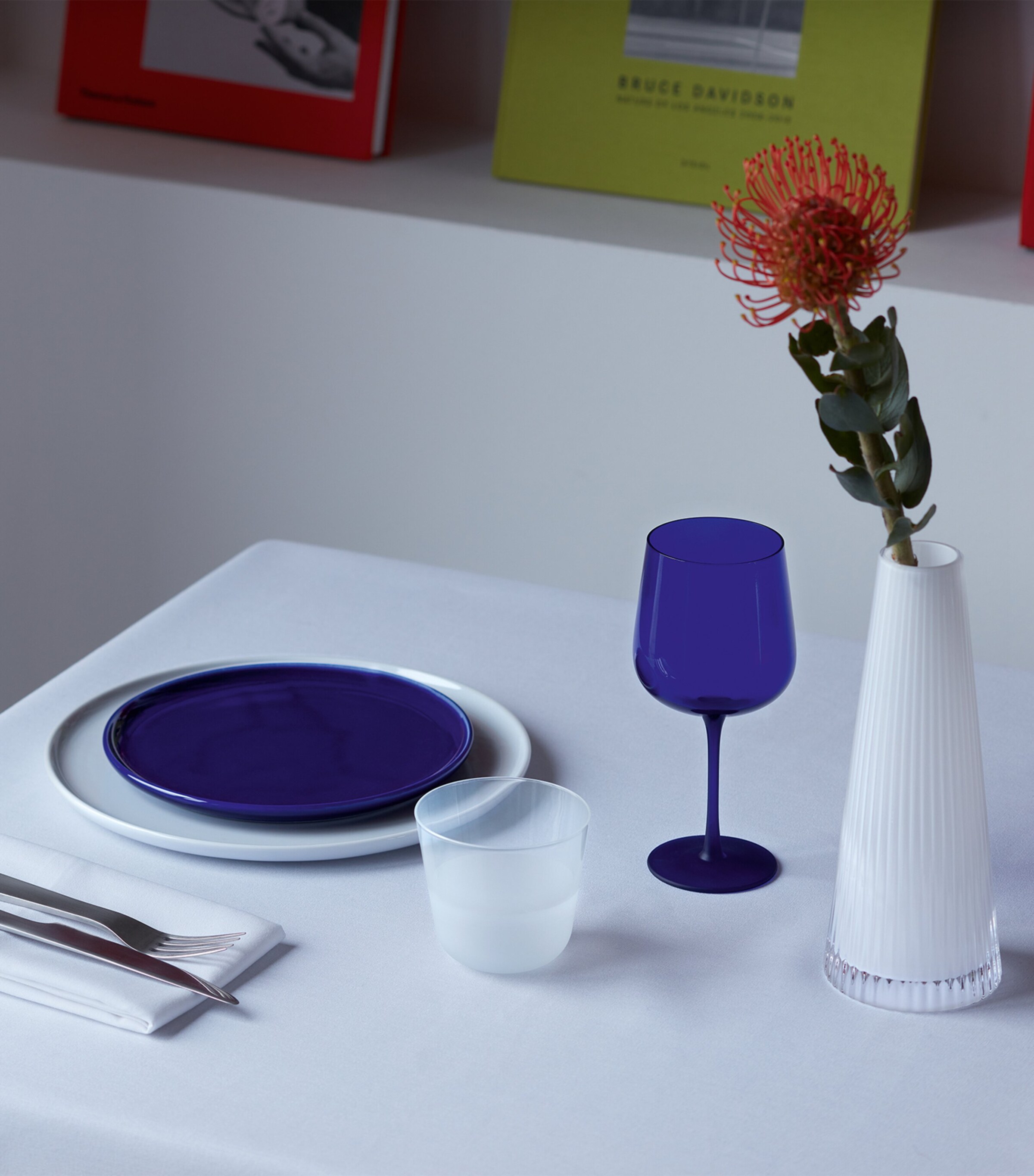 Set of 2 Arc Contrast Wine Glasses (330ml) BLUE Image 4