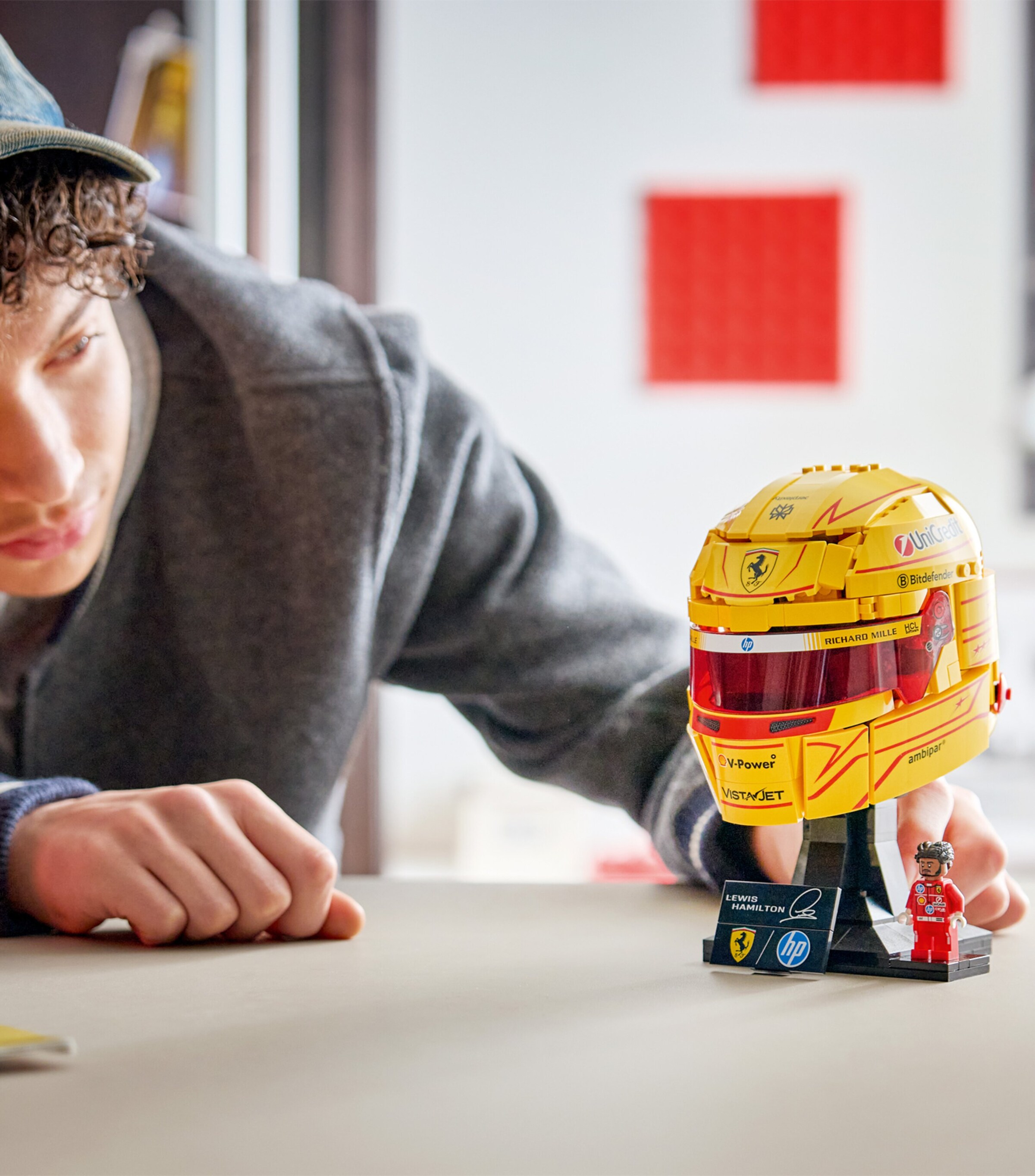 Lego Scuderia Ferrari HP Lewis Hamilton Helmet 43022 Image 4