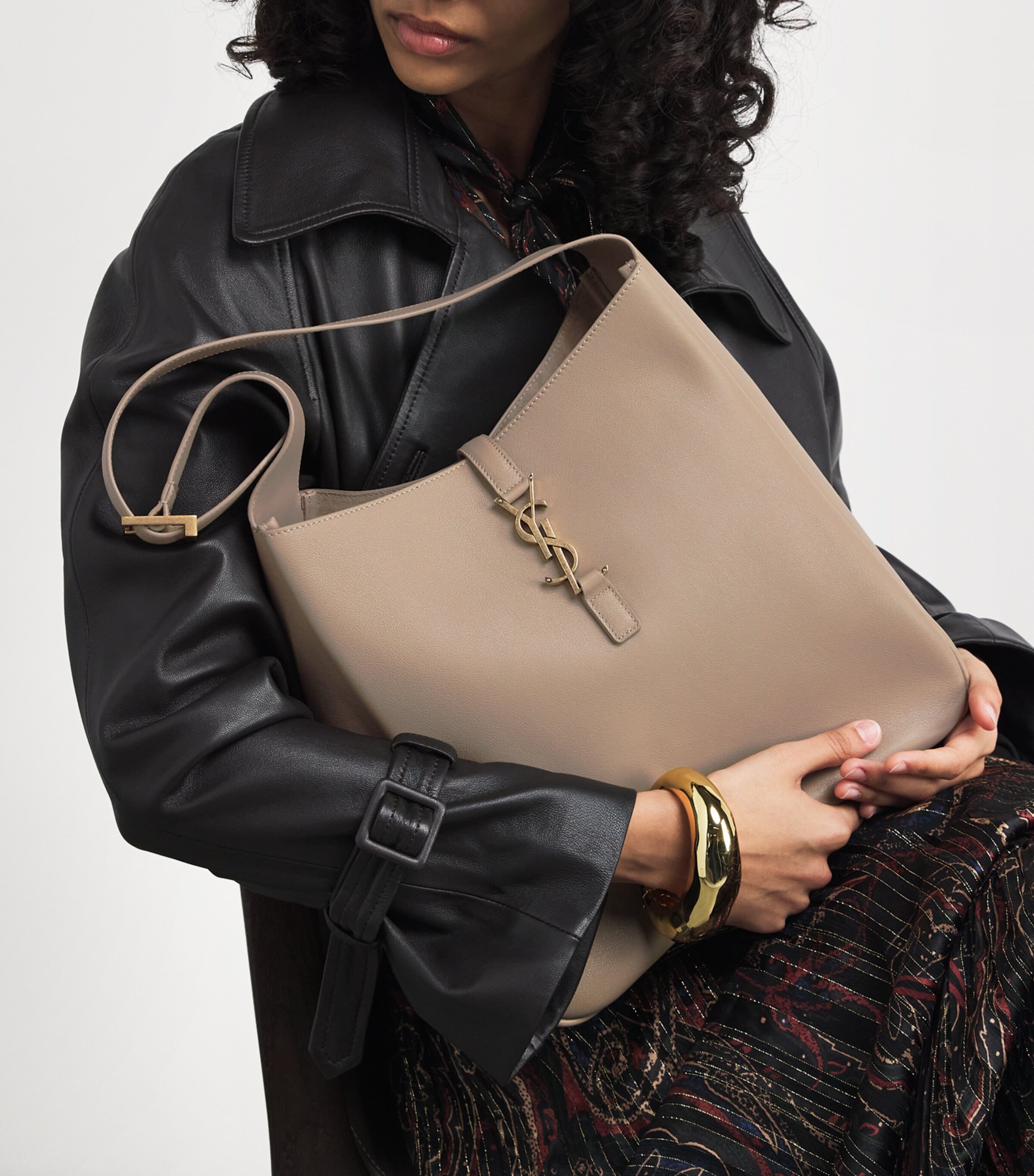 【Saint Laurent】LARGELE 5 A 7 SOFT SHOULDER BAG Saint Laurent Le 5 a 7 Soft Large Shoulder Bag in Suede
