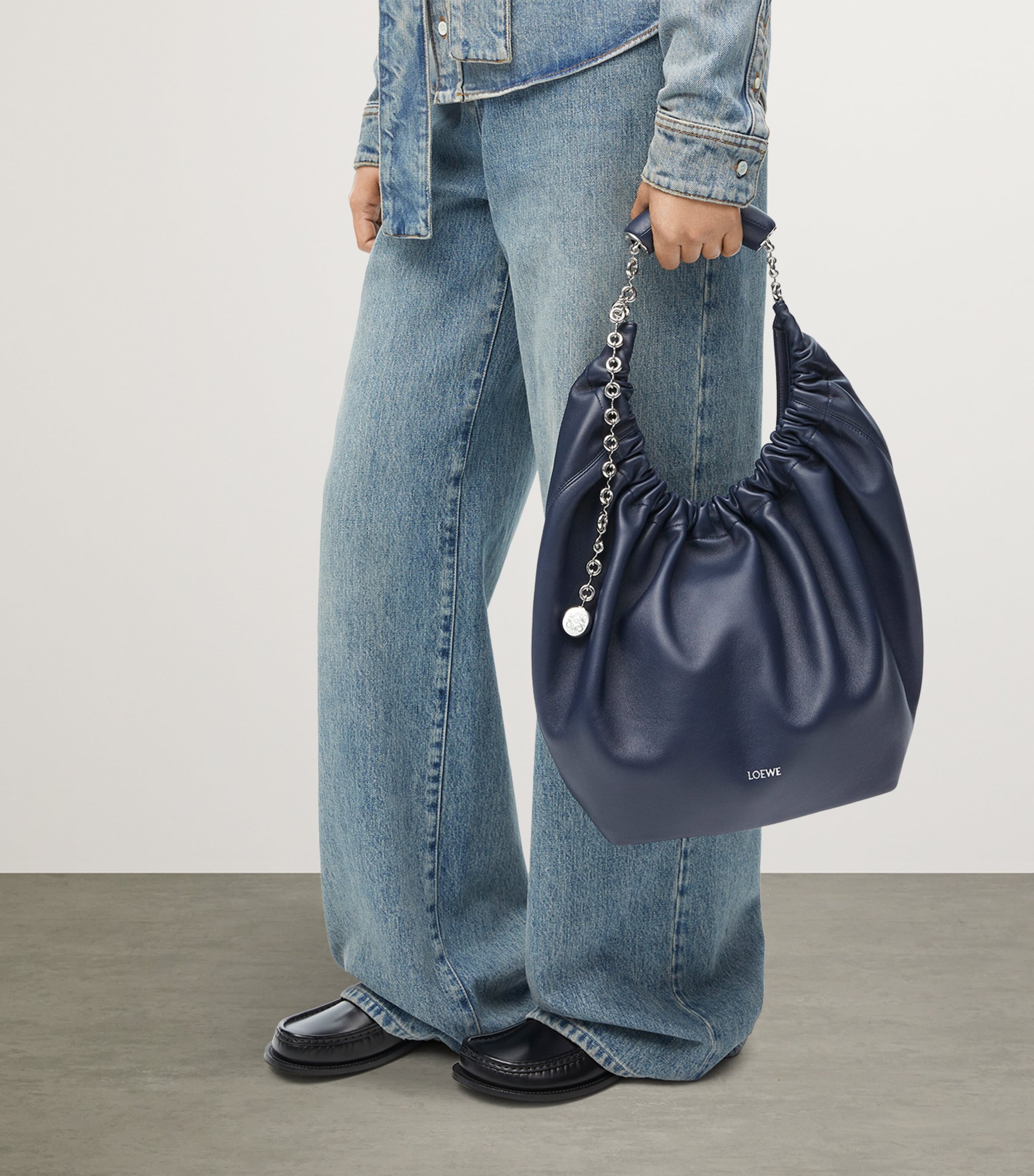 Medium Leather Squeeze Top-Handle Bag ABYSS BLUE Image 8