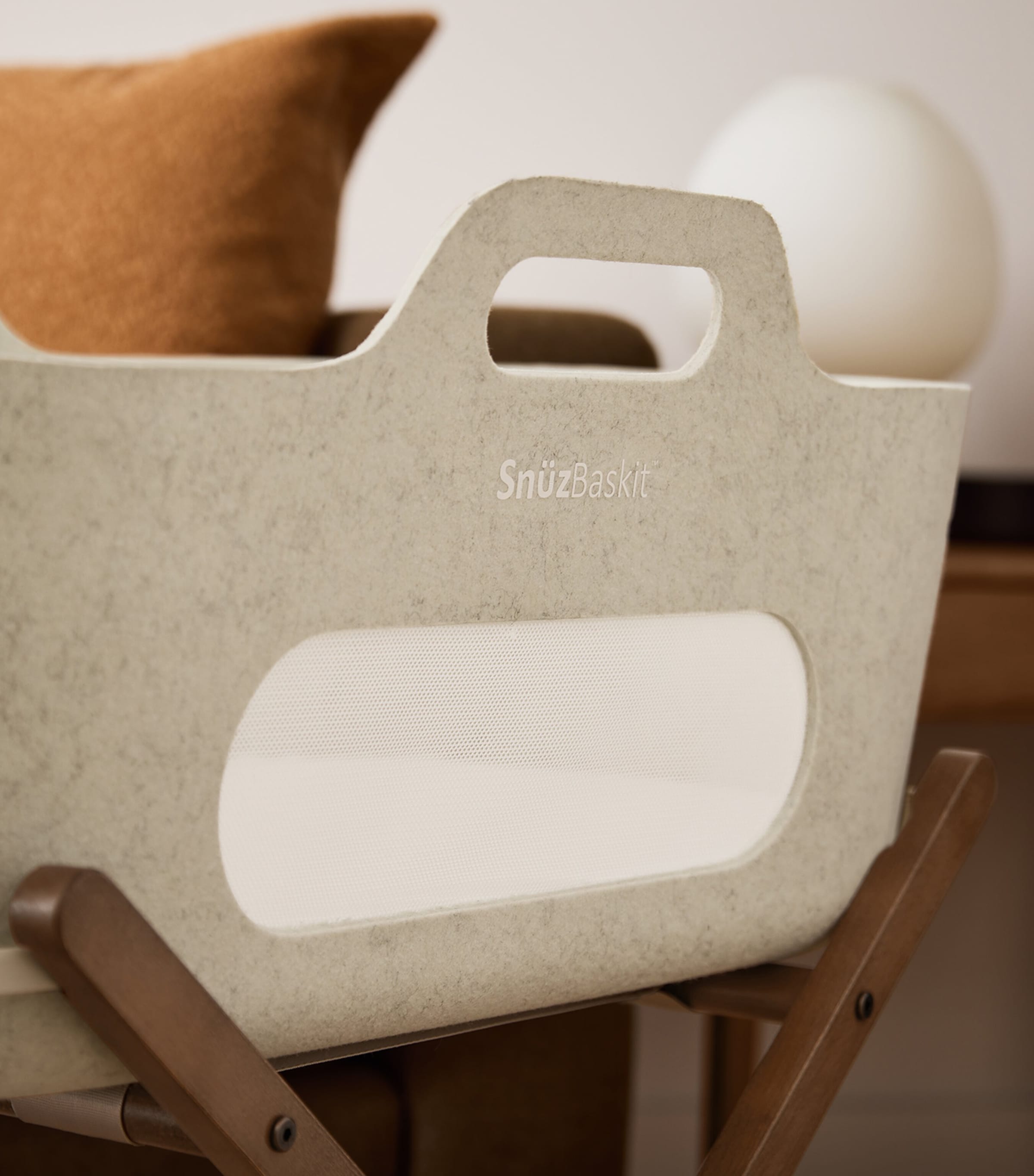 SnüzBaskit Barley Moses Basket & Walnut Stand BARLEY&WALNUT Image 5