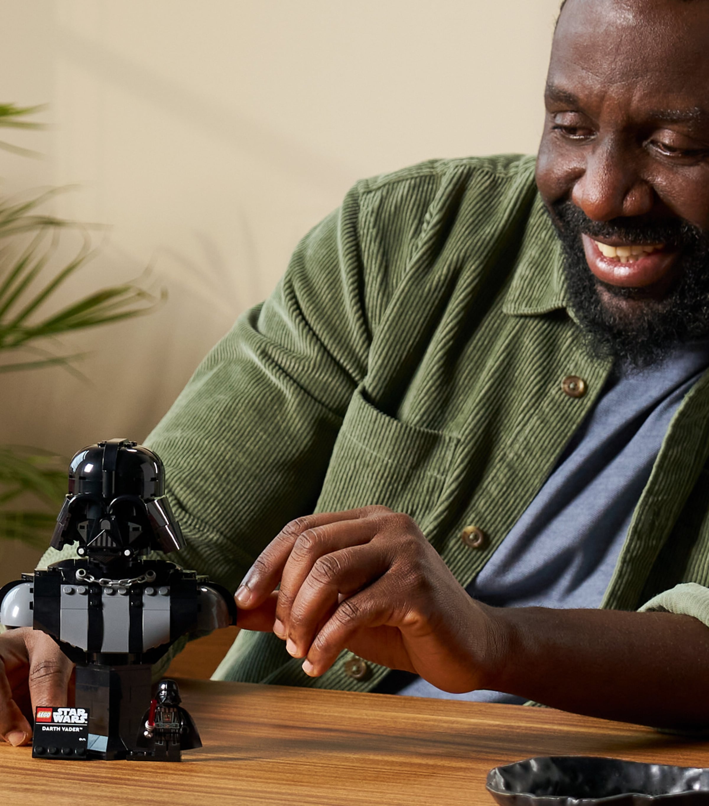 Lego LEGO Star Wars Darth Vader Bust Model Kit 75439 Image 4