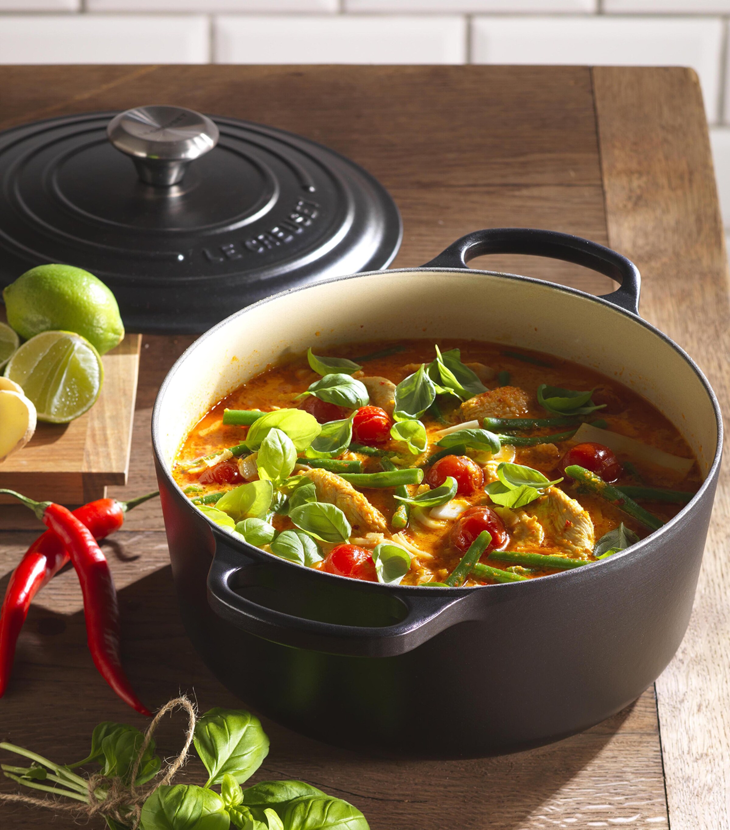 Le Creuset Cast Iron Round Casserole Dish (24cm) Black Image 4