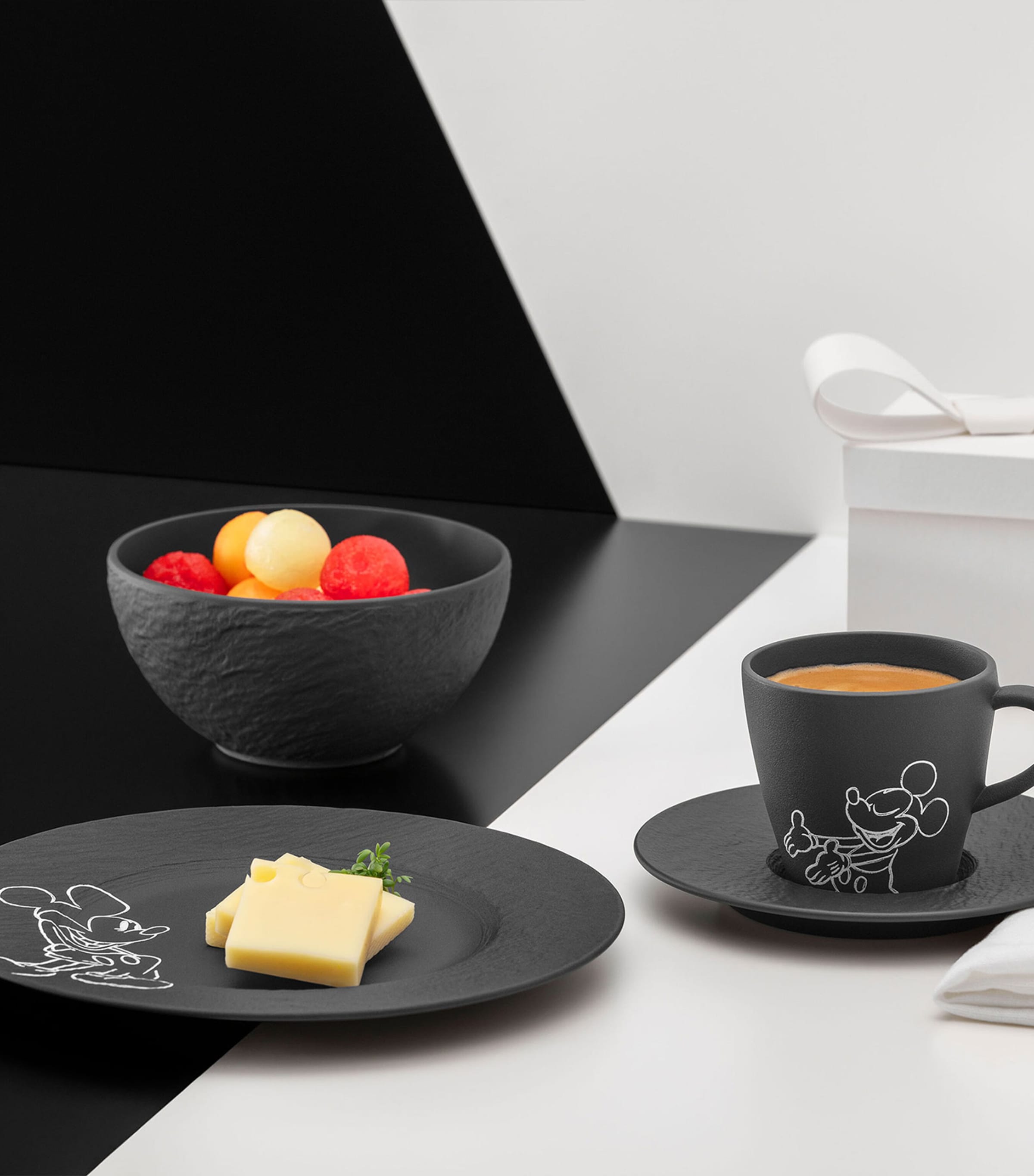 Villeroy & Boch x Mickey Mouse Manufacture Breakfast Set Black Image 2