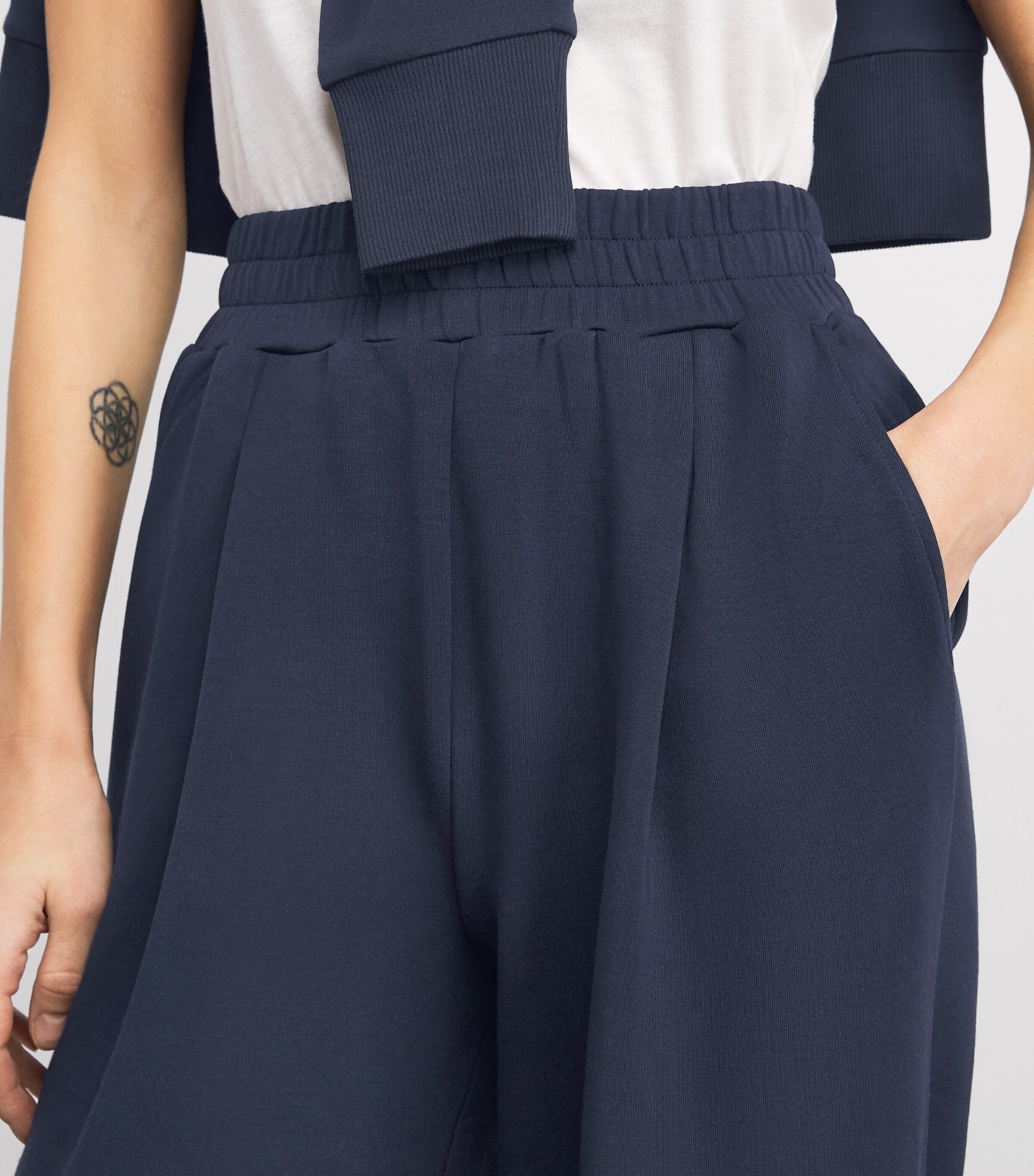 The Extra Wide Leg Trousers NAVY Image 6