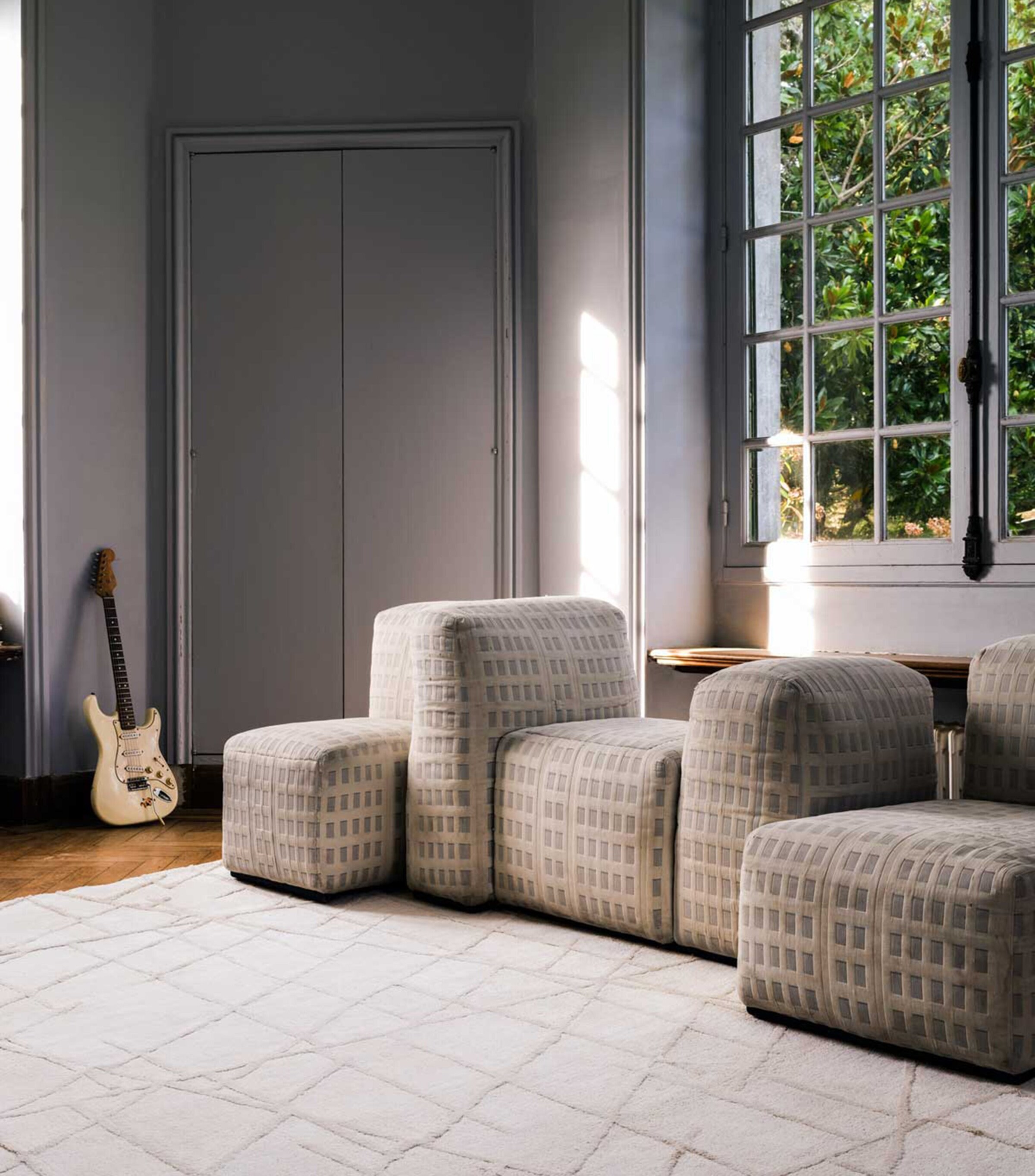 x Kelly Wearstler Riven Alabaster Rug (2.44m x 3.05m) NEUTRAL Image 6