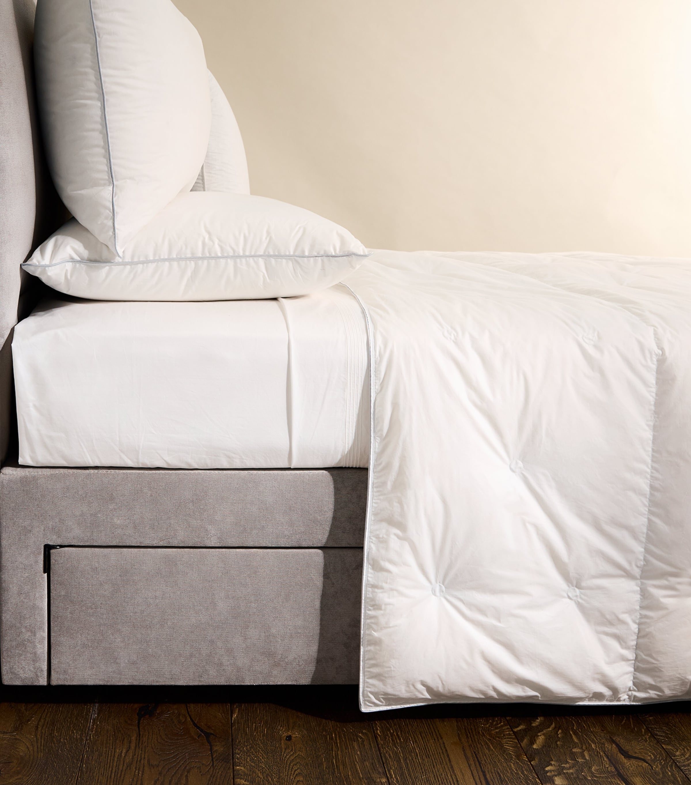 Harrods of London Thermal Balance Super King Mattress Protector (180cm x 200cm) White Image 2