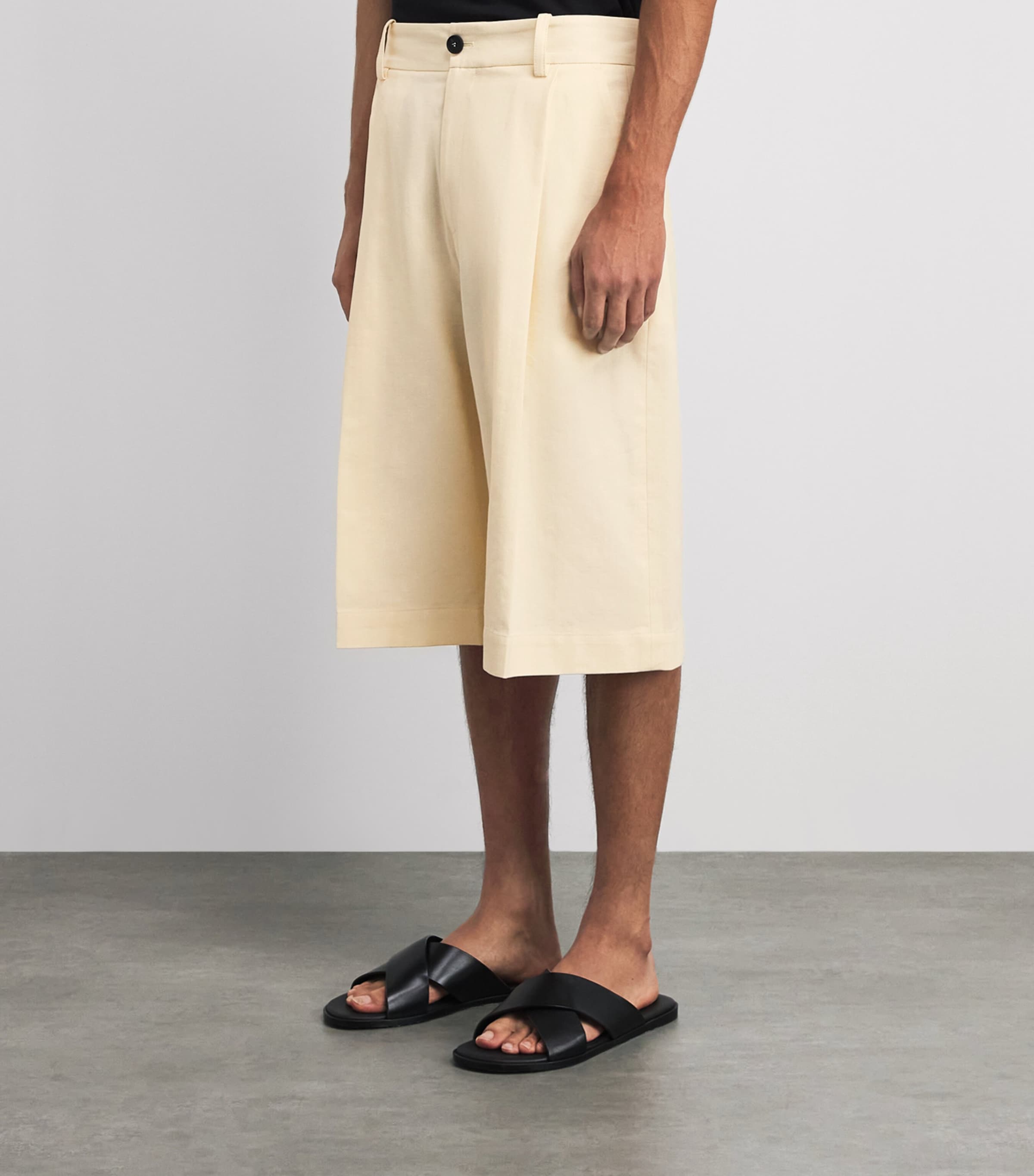 Studio Nicholson Mens Cotton-Linen Fowld Shorts Antique White Image 4