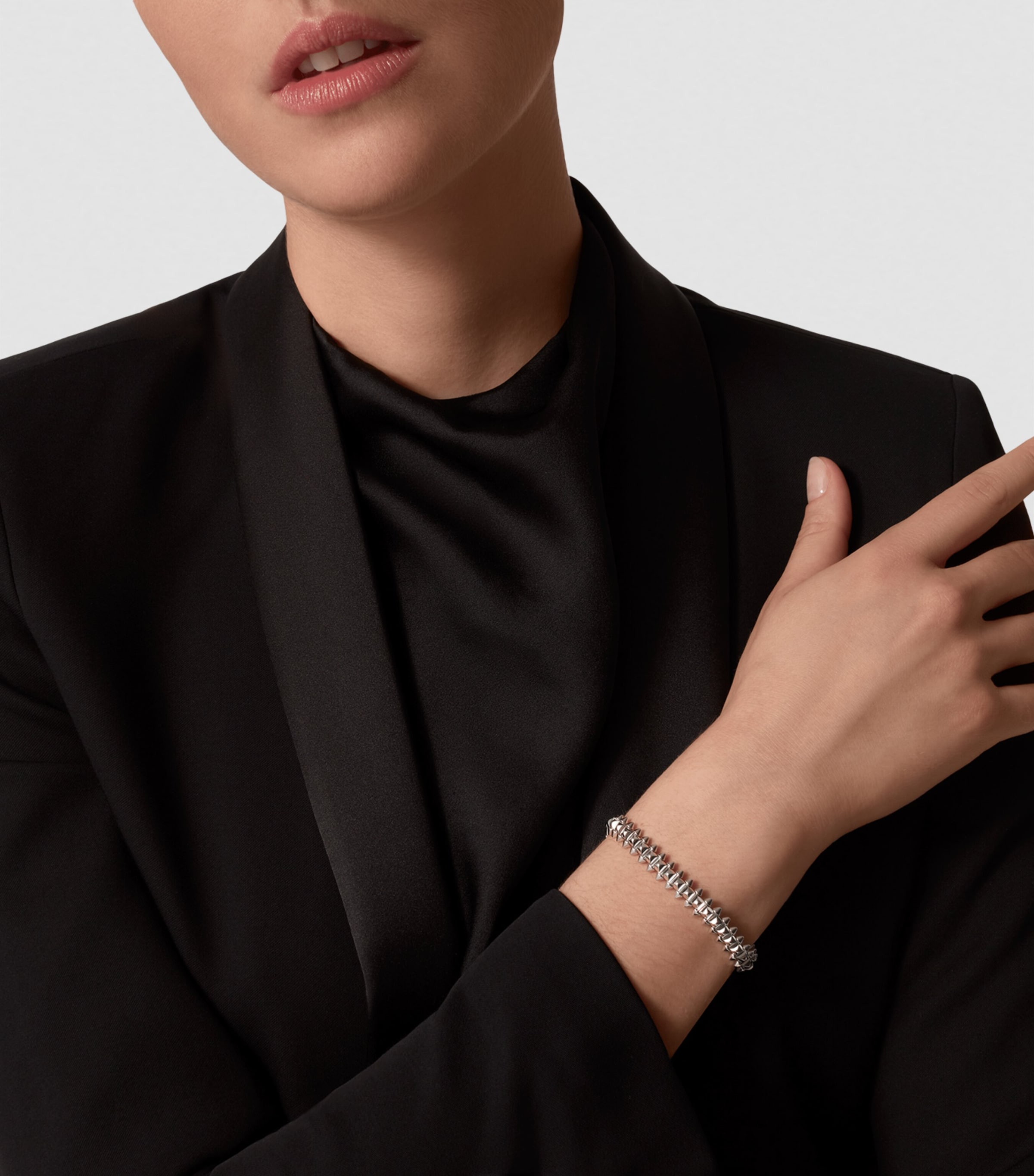 Flexible Medium White Gold Clash de Cartier Bracelet WHITE GOLD Image 4