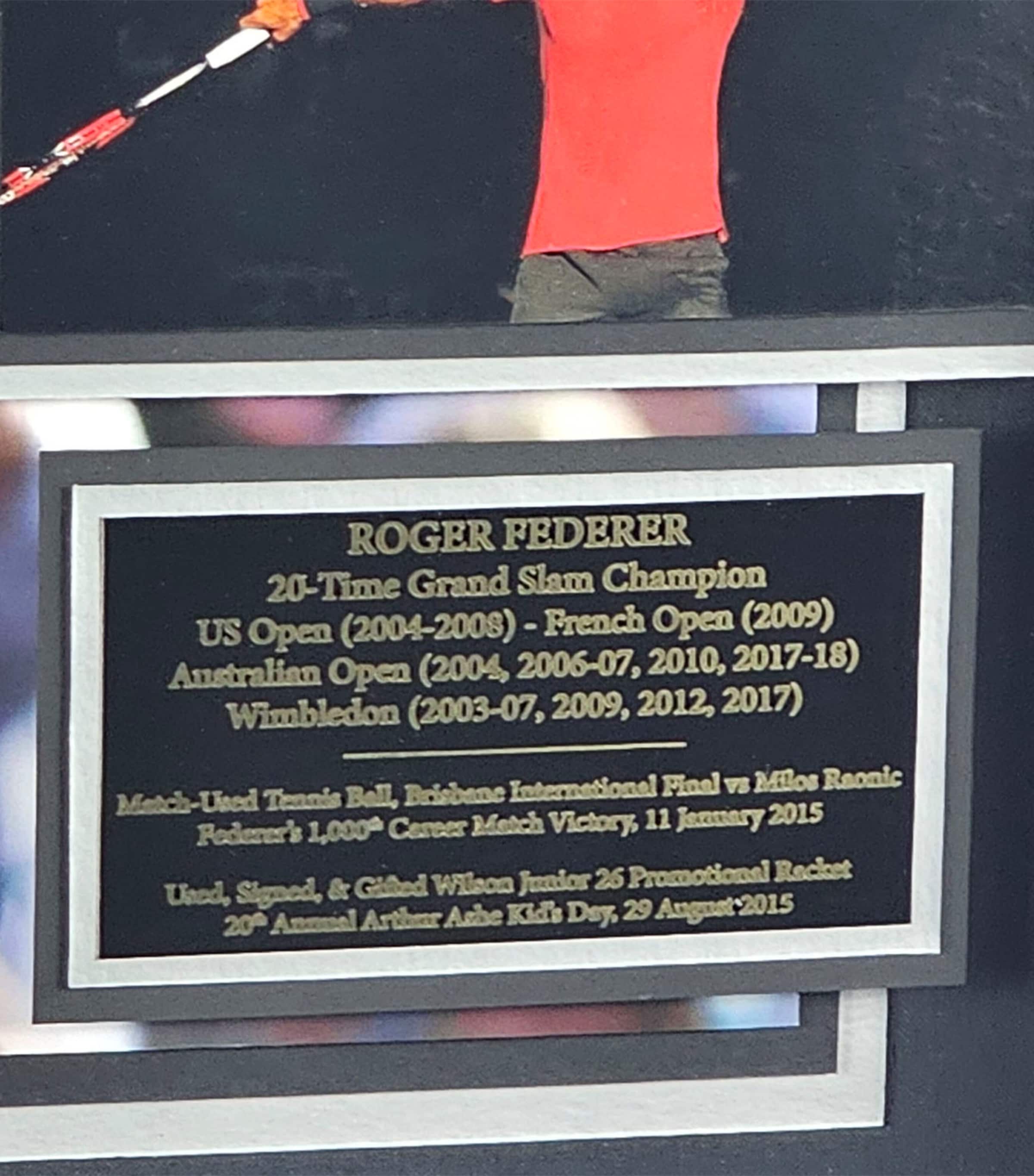 Leipzig Galleries Roger Federer Used and Signed 2015 Racket Display Image 2