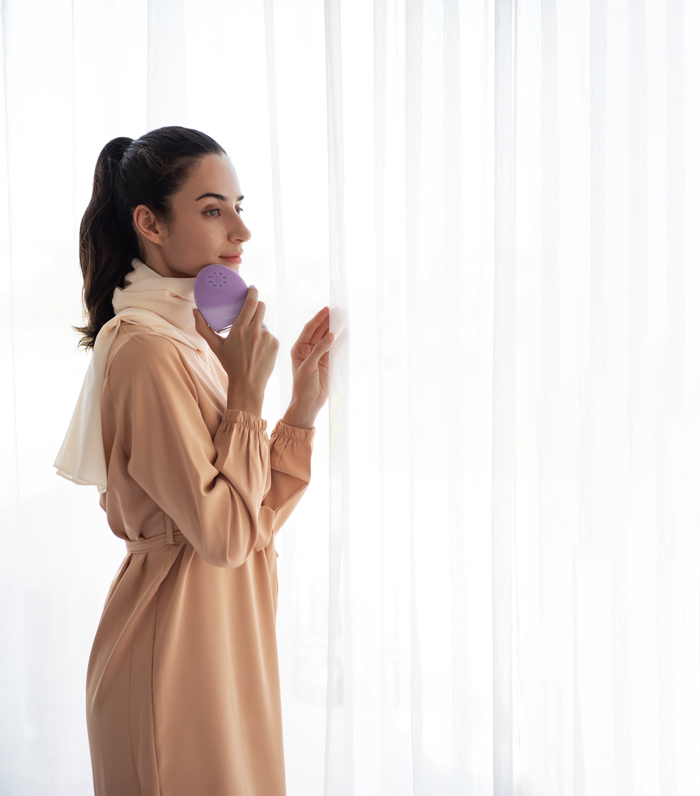 Foreo LUNA 4 Plus Facial Cleansing Brush for Sensitive Skin Lavendar Image 4