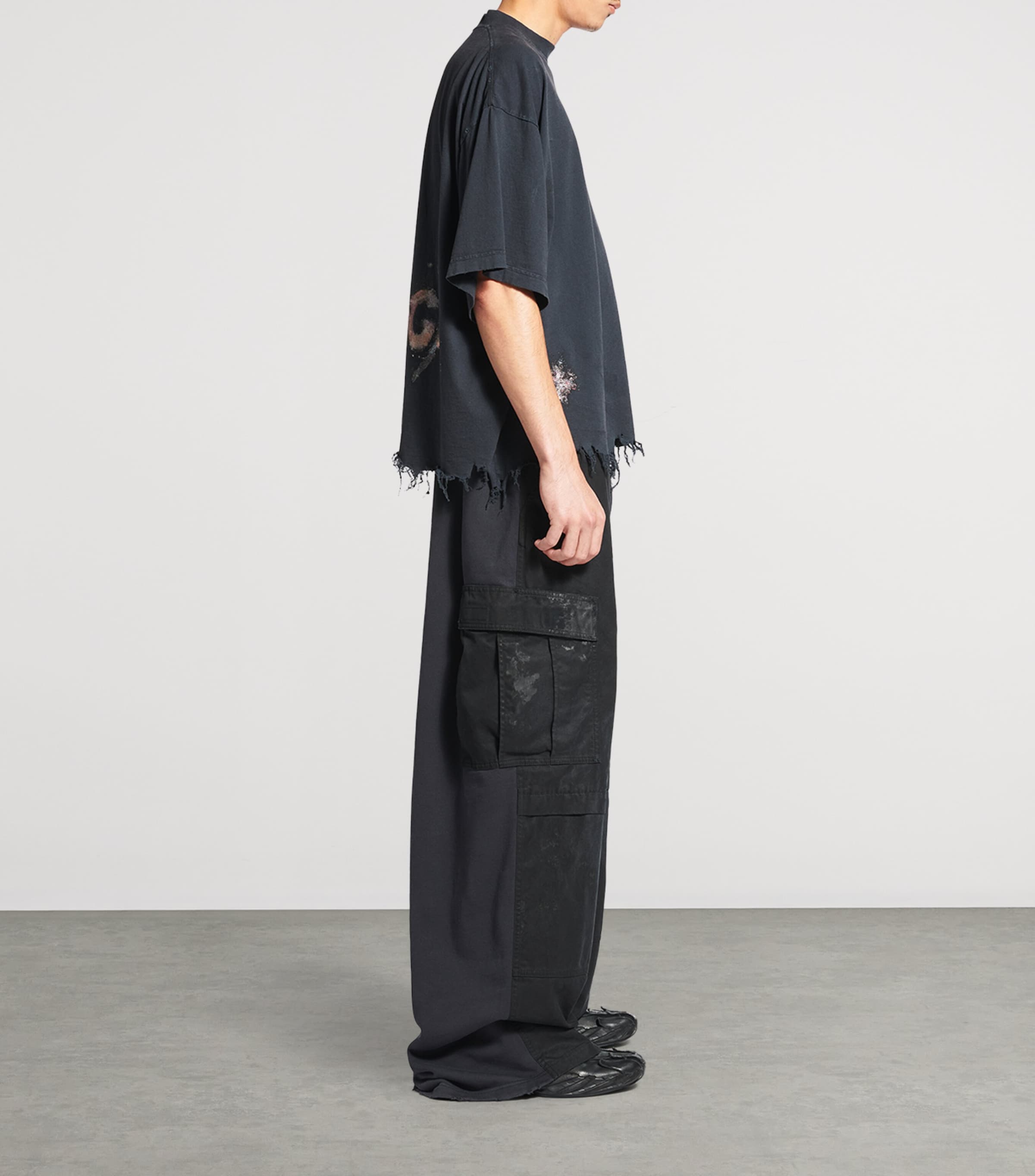 Tシャツ・カットソー Balenciaga Distressed Black Oversized T-Shirt With Ribbed Balenciaga Distressed Oversized T-Shirt | Harrods UK