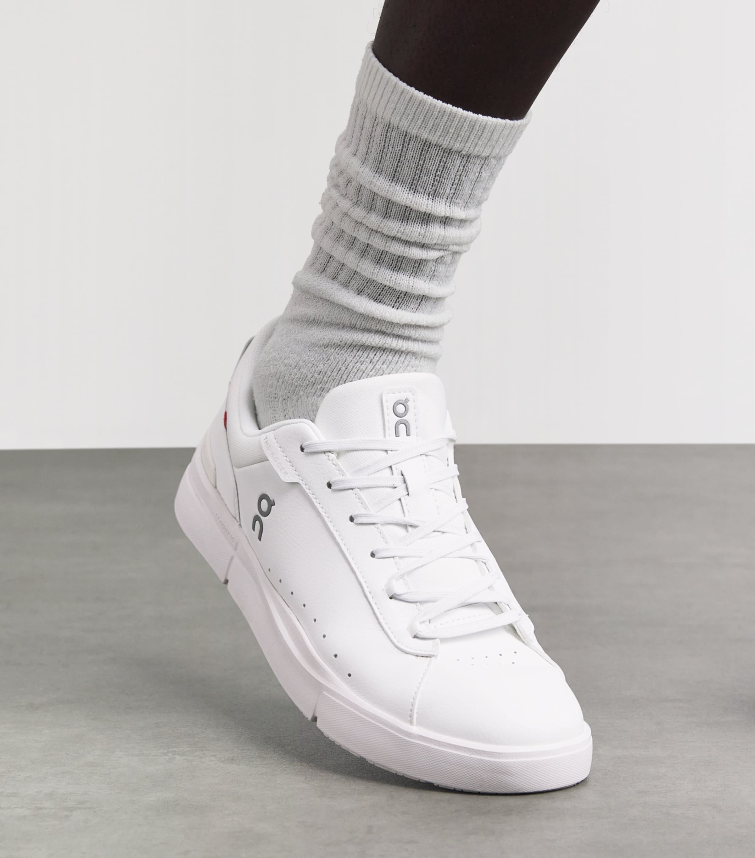 On Mens THE ROGER Advantage Sneakers White | White Image 4