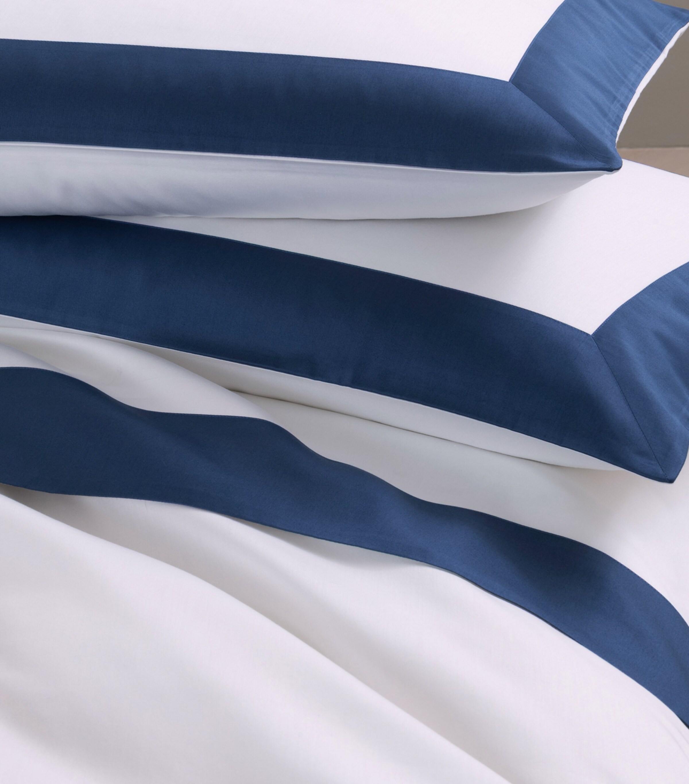 Frette Cotton Bold Square Pillowcase (65cm x 65cm) Milk/indigo B Image 2