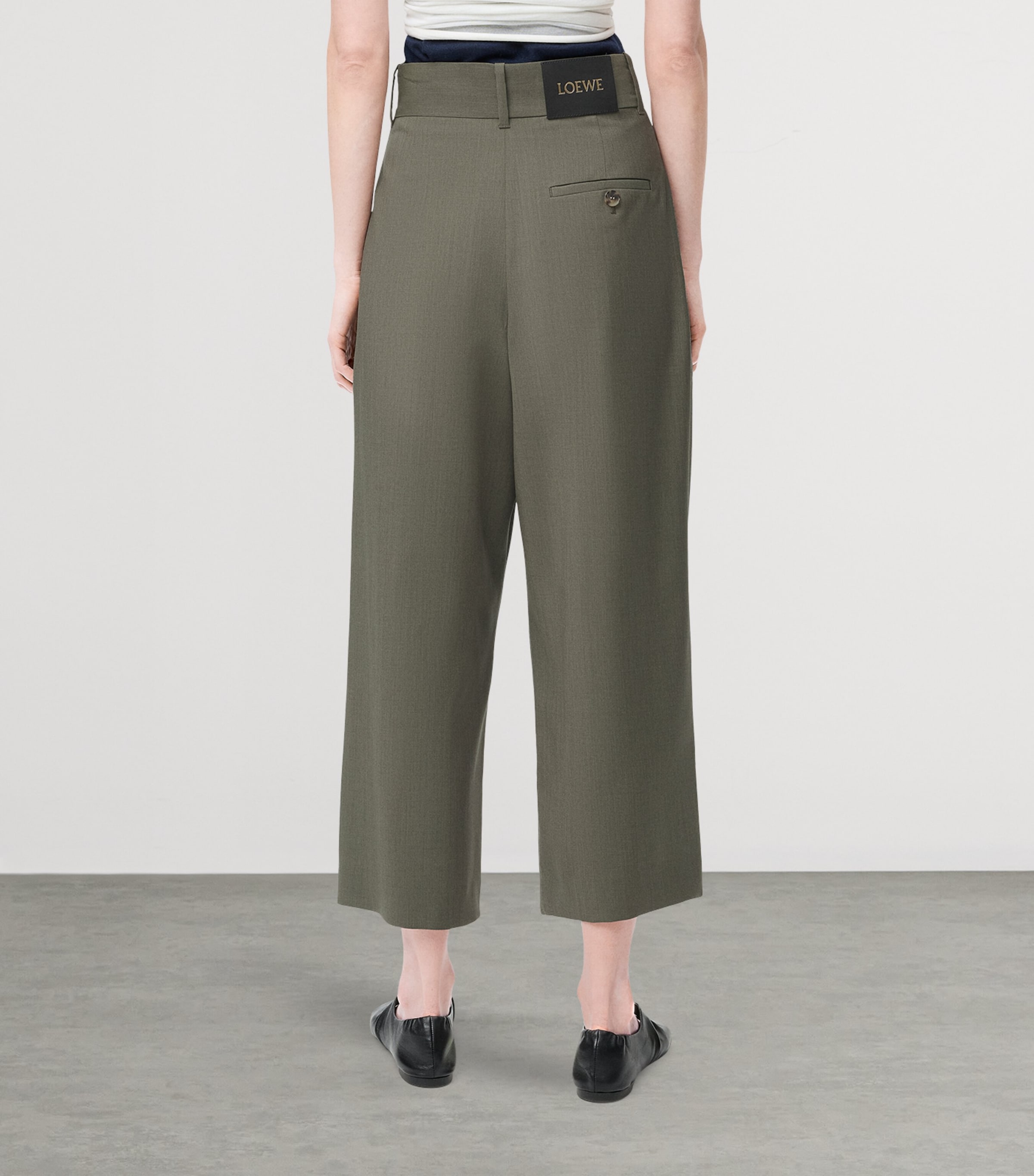 【送料 関税込】 LOEWE CROPPED WRAP WOOL TROUSERS Cropped wrap trousers in wool Green - LOEWE