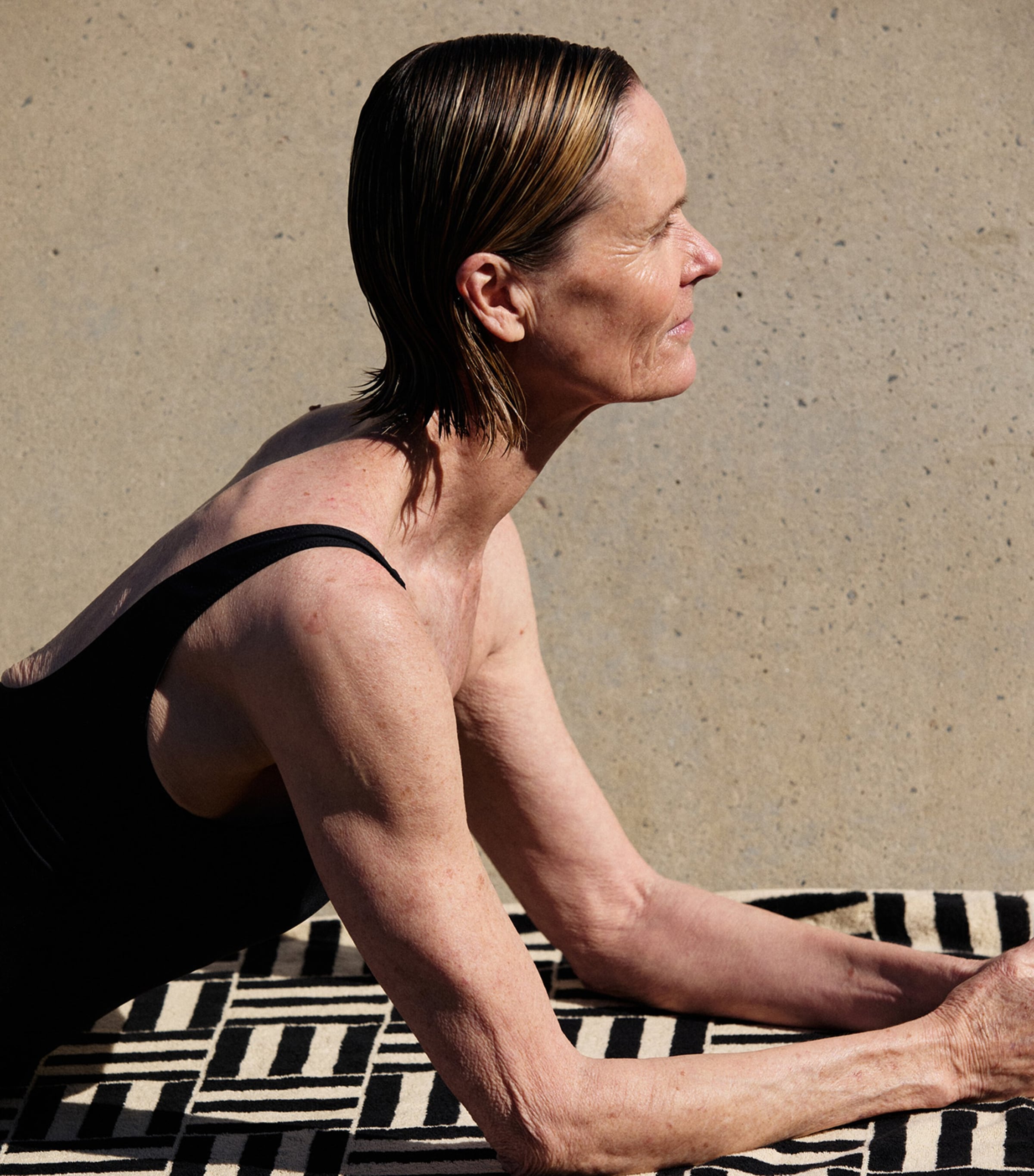 Willis Beach Towel (90cm x 170cm) SAND & NOIR Image 3